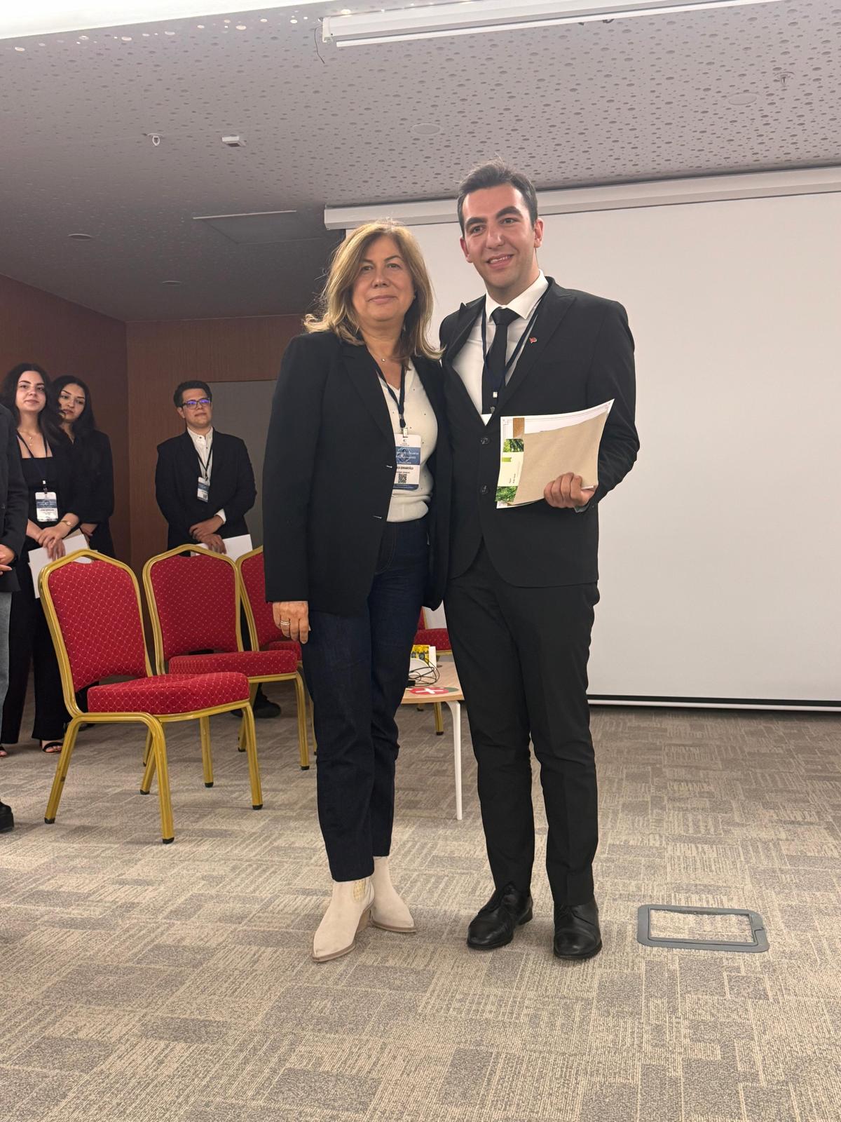 Görsellerde, Atılım Odyoloji Günleri III kapsamında panel oturumları, sunum yapan katılımcılar ve etkinlikten çeşitli anlar yer almaktadır.