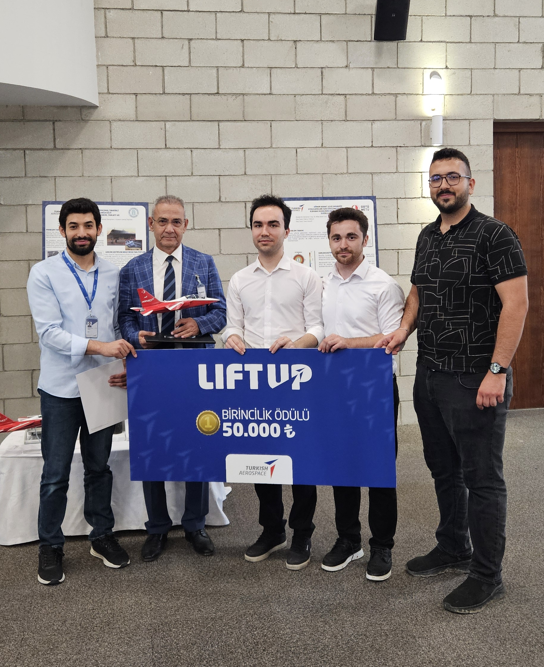 2024-2025 Yılı TUSAŞ LIFT UP Programını kazanan lisans öğrencilerimiziz akademik danışmanları bölümümüz öğretim üyesi Prof. Dr. Ahmet Pınarbaşı ve sanayi danışmanları Hüseyin Cemal Taştan ile birlikte birincilik ödülünü tutarlarken çekilen fotoğrafı.