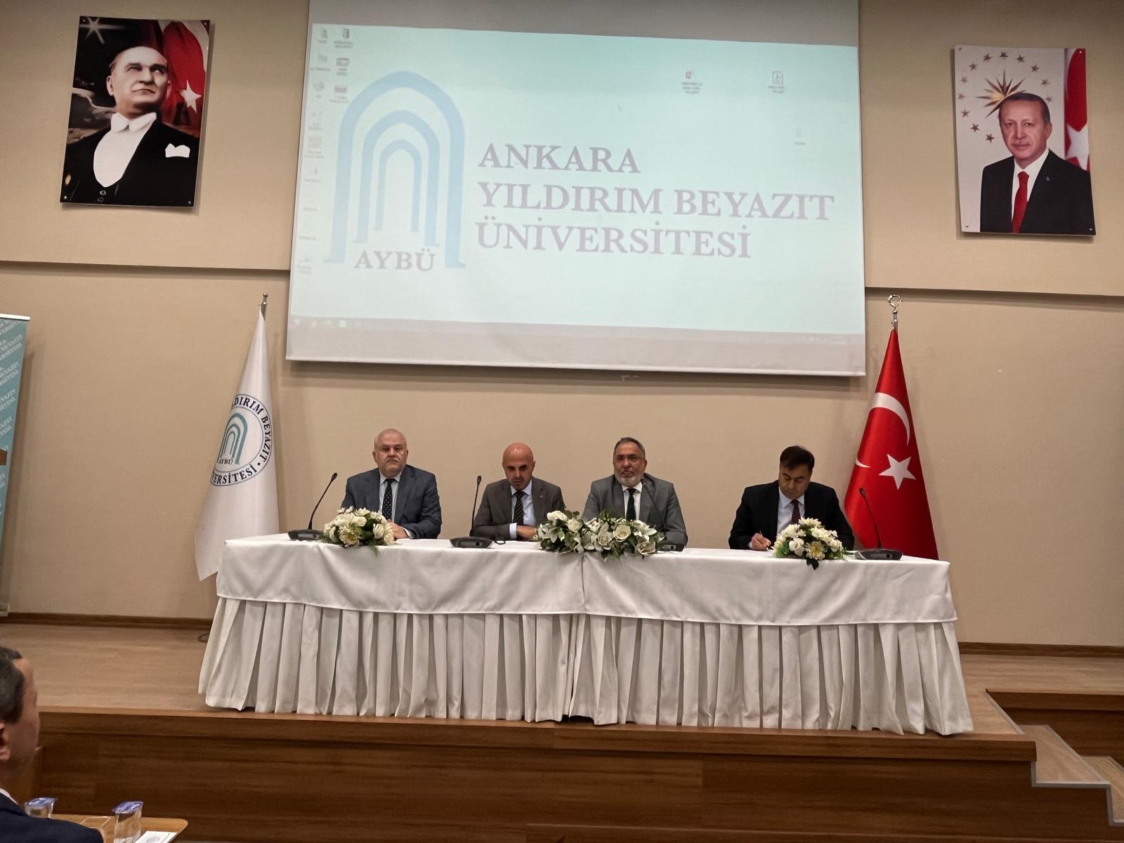 Rektörümüz Prof. Dr. Ali Cengiz Köseoğlu'nun Rektör yardımcılarımız Prof. Dr. Abdullah Yıldız ve Prof. Dr. Hüseyin Tutar ve Dekanımız Prof. Dr. Ergün Eraslan ile birlikte konuşmasını yaparken çekilmiş bir fotoğraf.