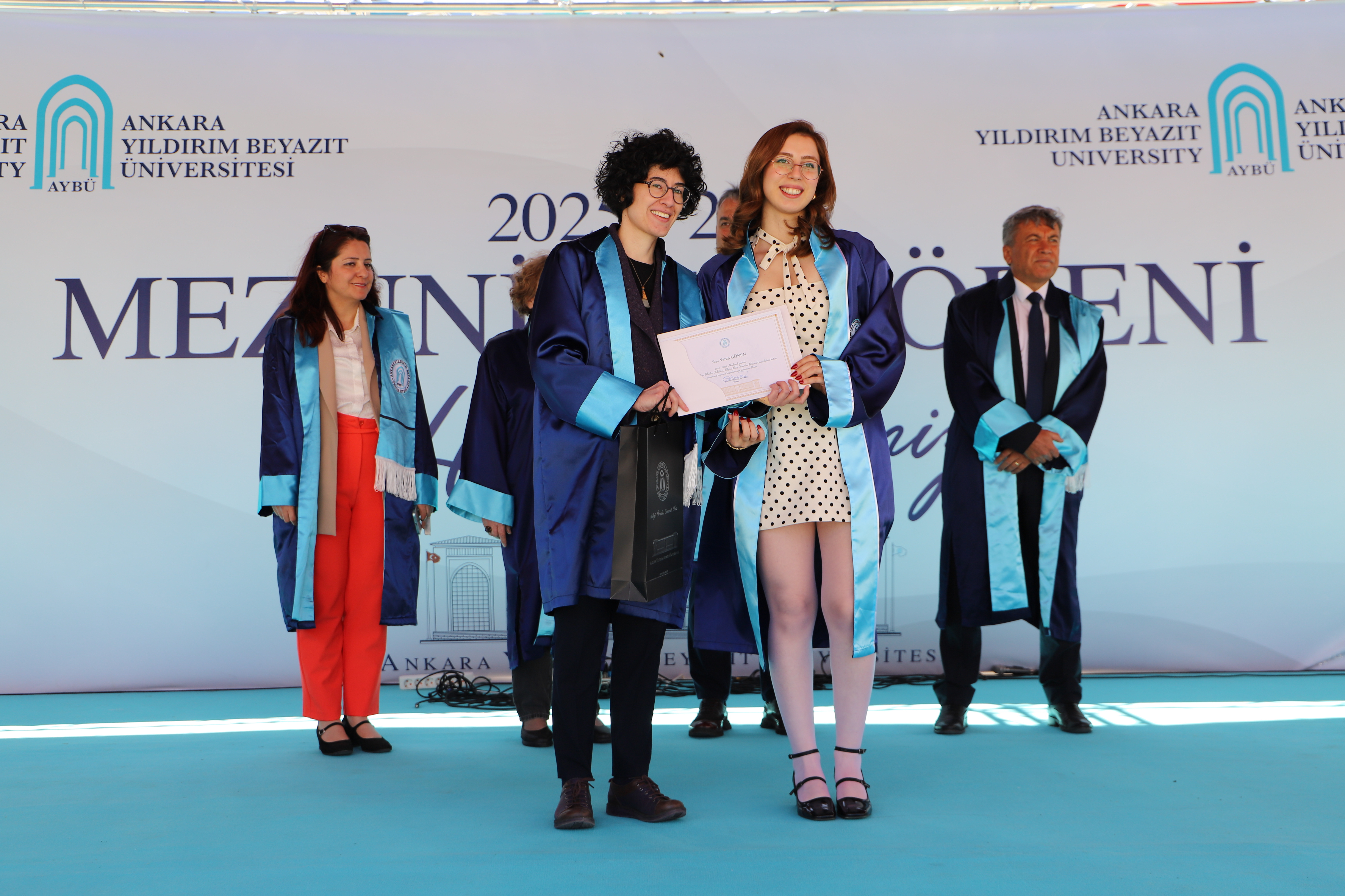 Bölüm birincisinin, bölüm başkanı Dr.Öğr.Üyesi Müge Akbulut'tan diplomasını alırken çekilmiş bir fotoğrafı