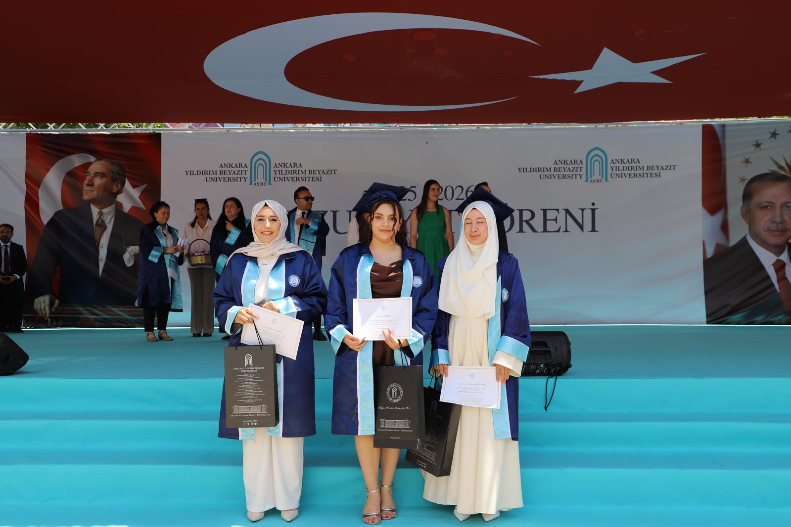 Görsellerde, 2026 yılı Odyoloji Bölümü Lisans Programı mezunları, öğretim elemanlarıyla birlikte mezuniyet töreninde hatıra fotoğrafı çektirmektedir.
