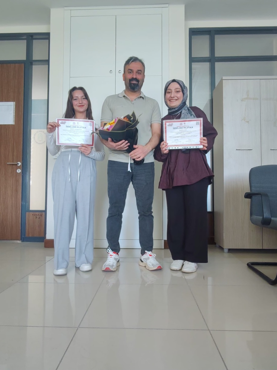 Dr. Öğr. Üyesi Erdinç Alaca, Ümmügülsüm AYDAN ve Merve GÖKÇE'nin beraber çekilmiş bir fotoğrafı