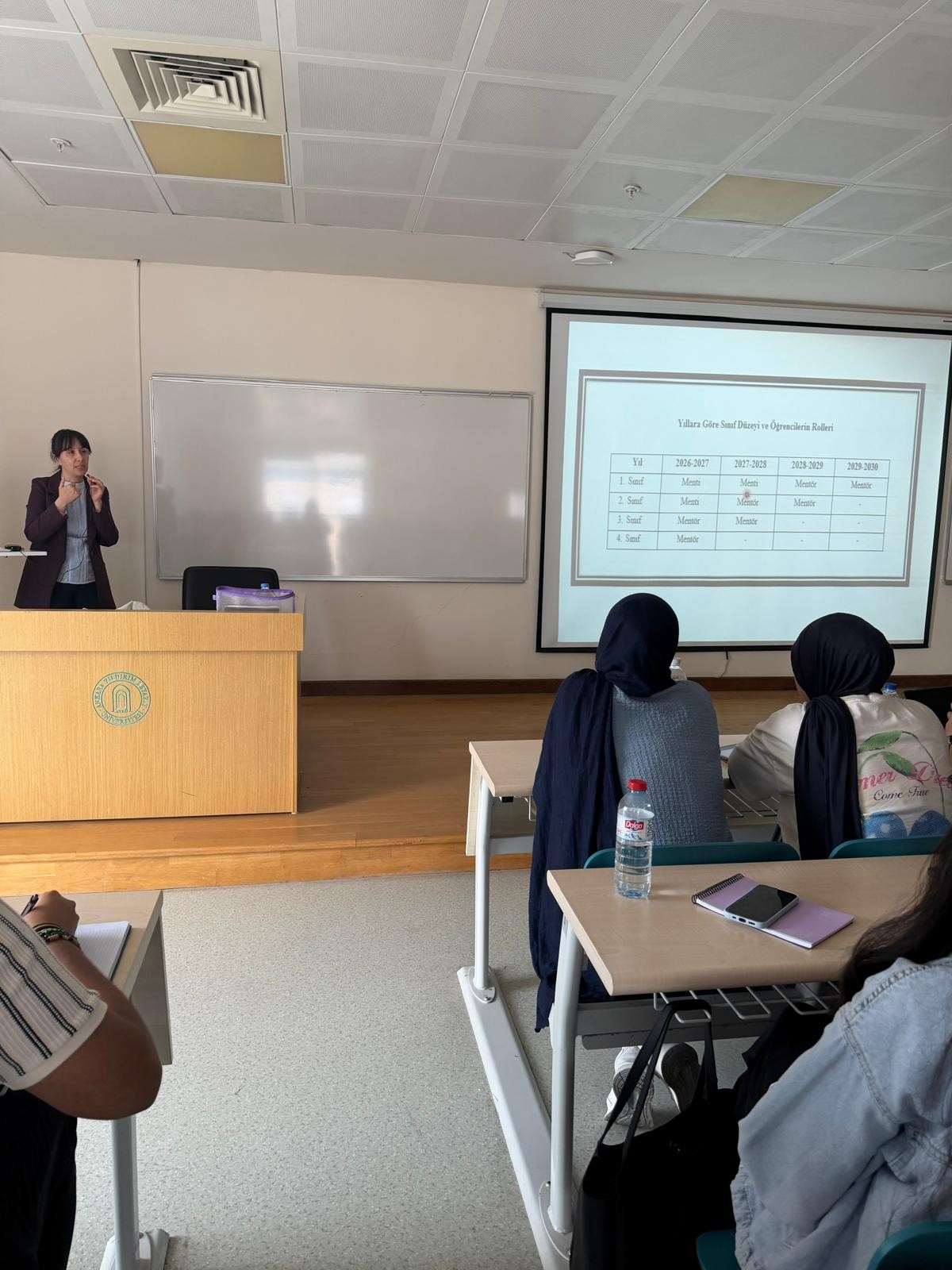 2. sınıf öğrencilerine Doç. Dr. Reyhan Eskiyurt tarafından Mentör Menti Programı kapsamında menti ve mentör tanımları, neleri kapsadığı, hangi sınıf düzeyinde nasıl uygulanacağı açıklanıyor.