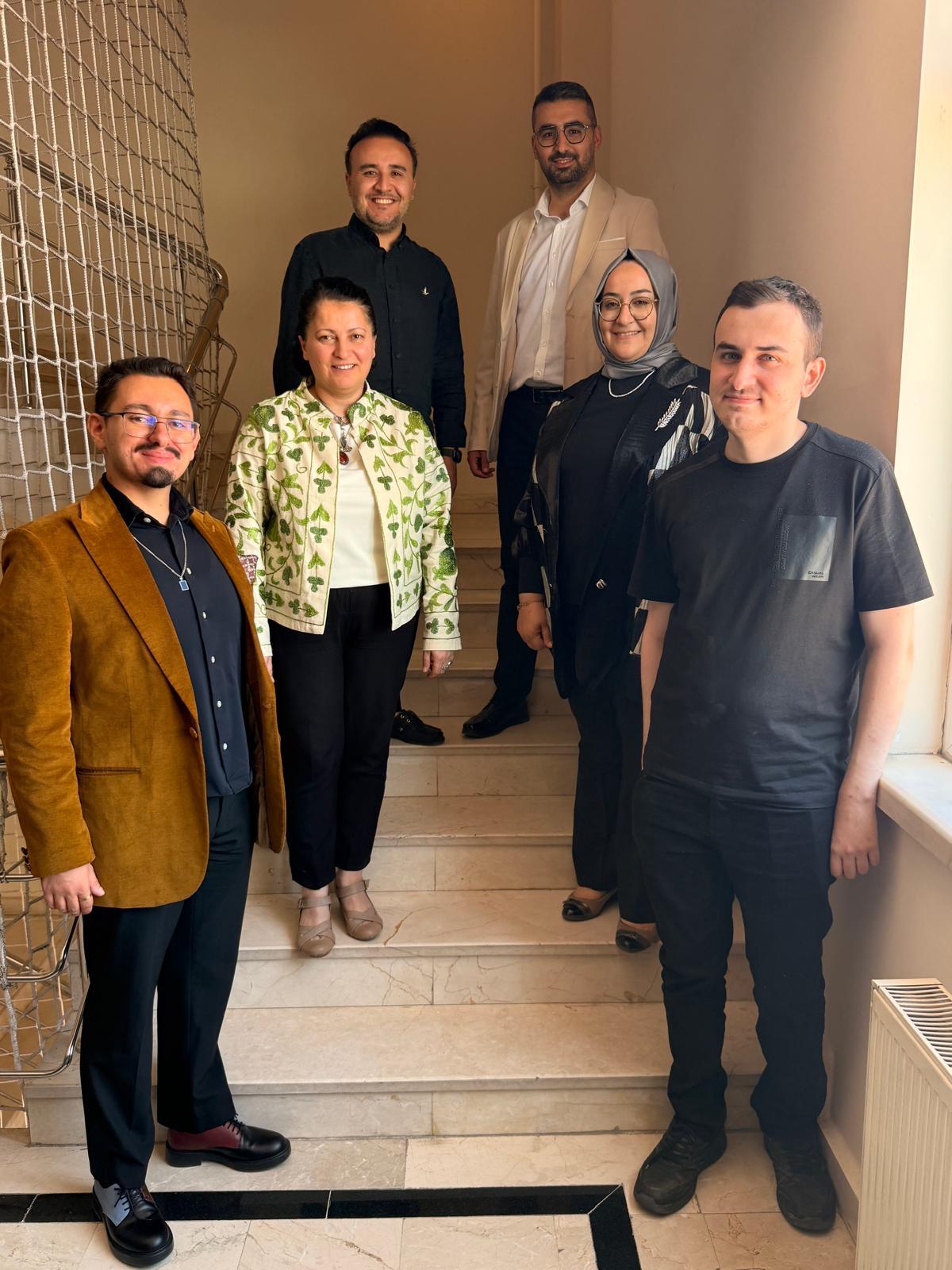 Görselde, tez savunmalarını başarıyla tamamlayan Ody. Hüseyin Bilgici ve Ody. İsmail Cem Gülmez ile danışmanları ve jüri üyeleri birlikte yer almaktadır.