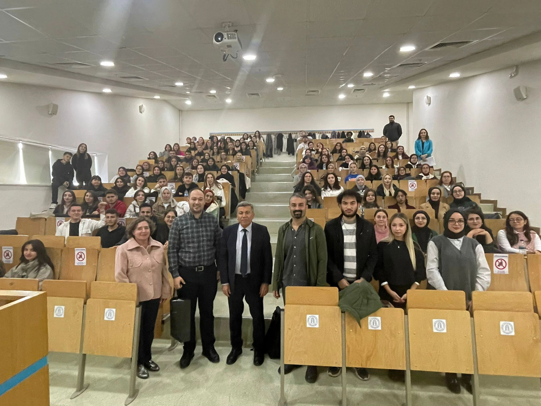 Hakan Yücel ve katılımcıların topluca çekilmiş fotoğrafı