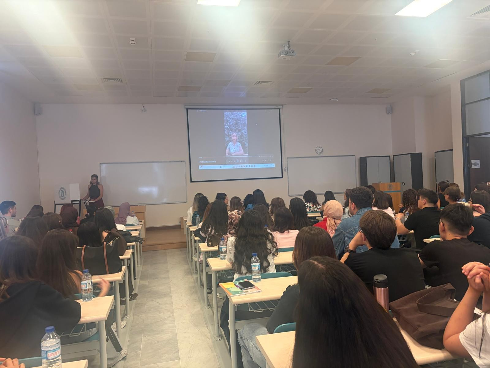 bölüm başkanının mesajı öğrencilere iletiliyor.
