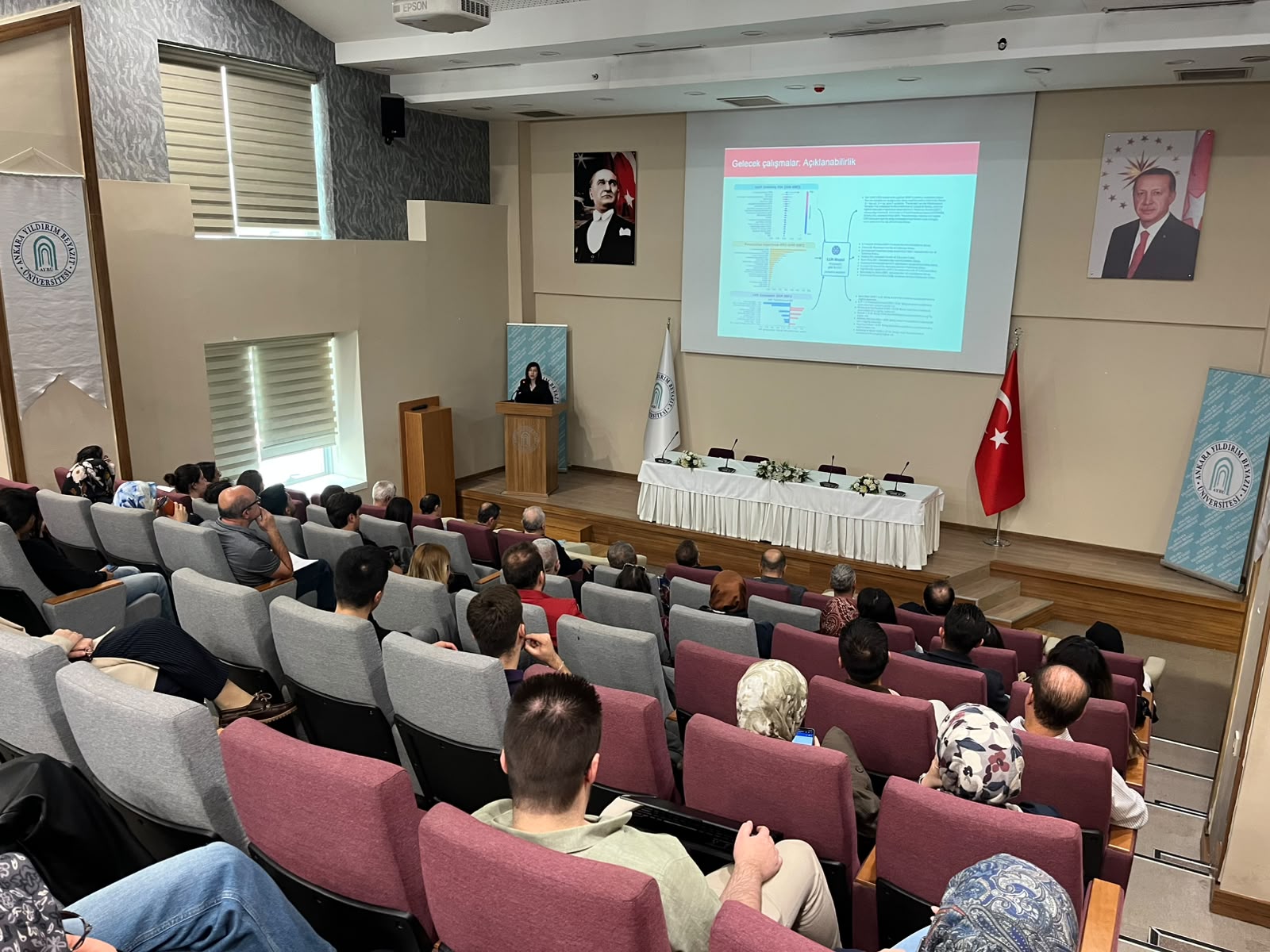 Doç. Dr. Hilal Arslan konuşmasını yaparken dinleyicilerile birlikte salonun arkadan fotoğrafı.