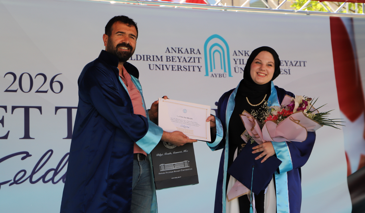 Bölüm üçüncümüz sahnede diplomasını alıyor. 