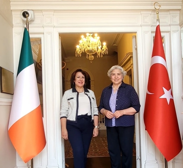 Prof. Dr. Seldaģ Güneş Peschke, bu sene Galway /İrlanda'da 68.si duzenlenen, medya ve iletişim çalışmaları alanında dünyanın en köklü ve en saygın akademik kuruluşlarından biri olan  IAMCR (International Association for Media and Communication Research), Dünya Kongresine katılarak 2 sunum yapmış, 1 oturumda tartışmacı ve farklı bir oturumda da moderator olarak yeralmıştır. Yaklaşık 2000 katımcının yeraldığı ve Galway Üniversitesi'nin evsahipliğinde gerçekleşen konferansta yapay zeka, iletisimde yeni teknolojiler, veri güvenliği ve etik kurallar gibi birçok konu tartışmaya açılmış yeni işbirlikleri oluşturulmuştur. Ayrıca. Güneş Peschke T.C. İrlanda Büyükslçisi Sayın Esra Cankorur'u ziyaret etmiş, yaptığı çalışmalarla ilgili bilgi vermiştir.