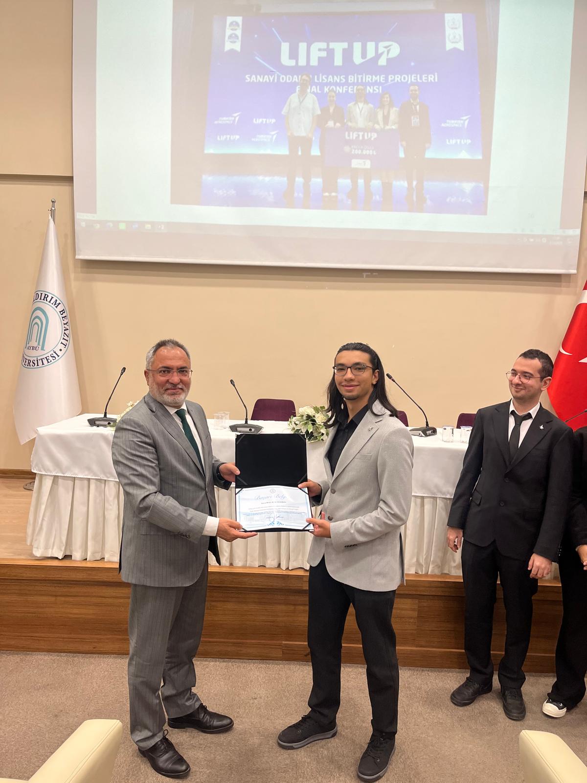 Yazılım Mühendisliği öğrencisi Bekir Berk Yıldırım rektörümüzden başarı belgesini alıyor.