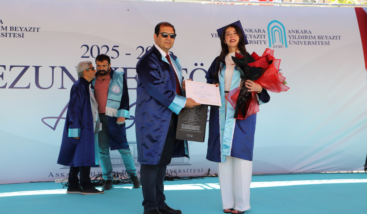 Bölüm ikincimiz sahnede diplomasını alıyor. 
