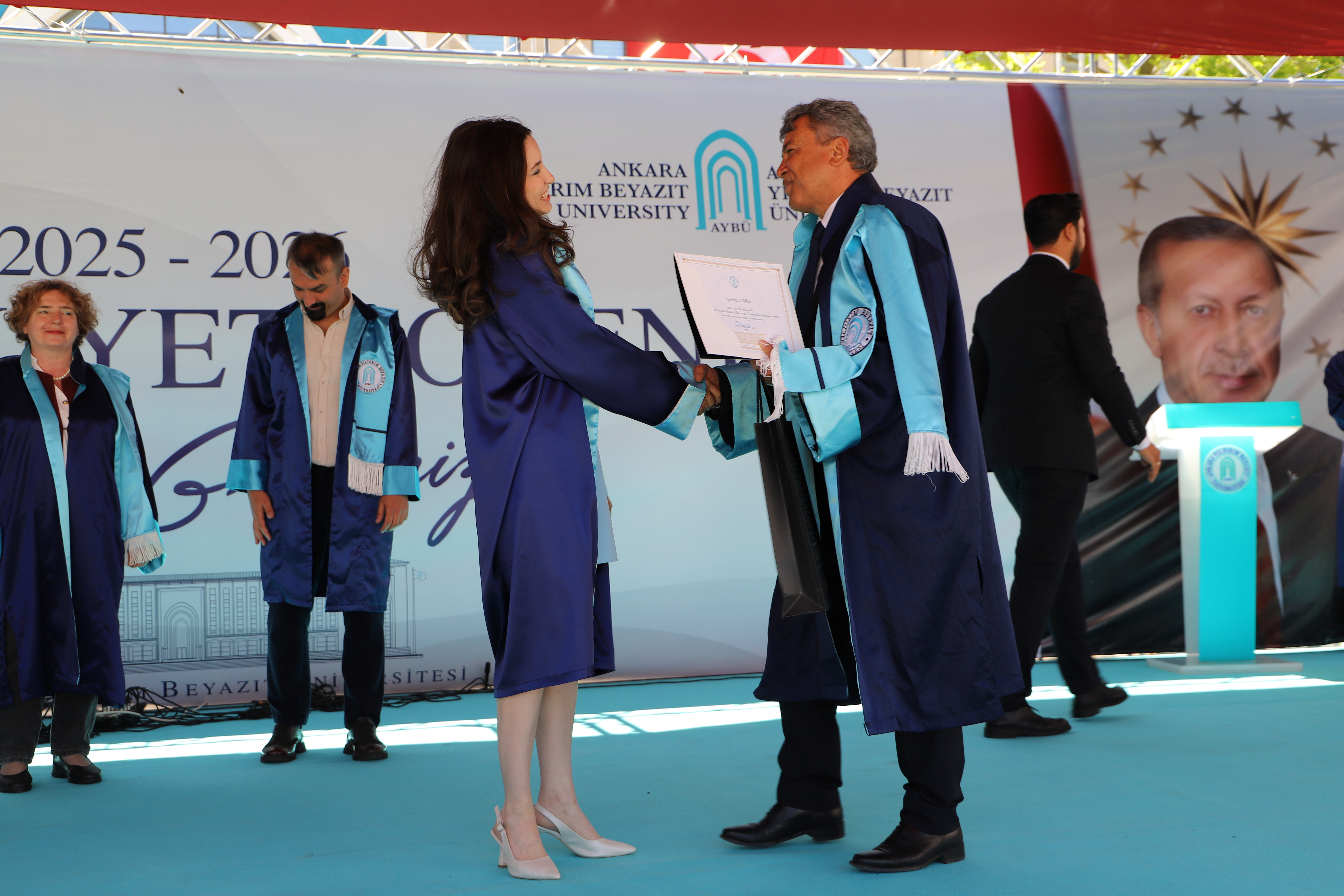 Bölüm ikincisinin Prof.Dr. Mustafa Bayterden diplomasını alırken çekilmiş bir fotoğrafı