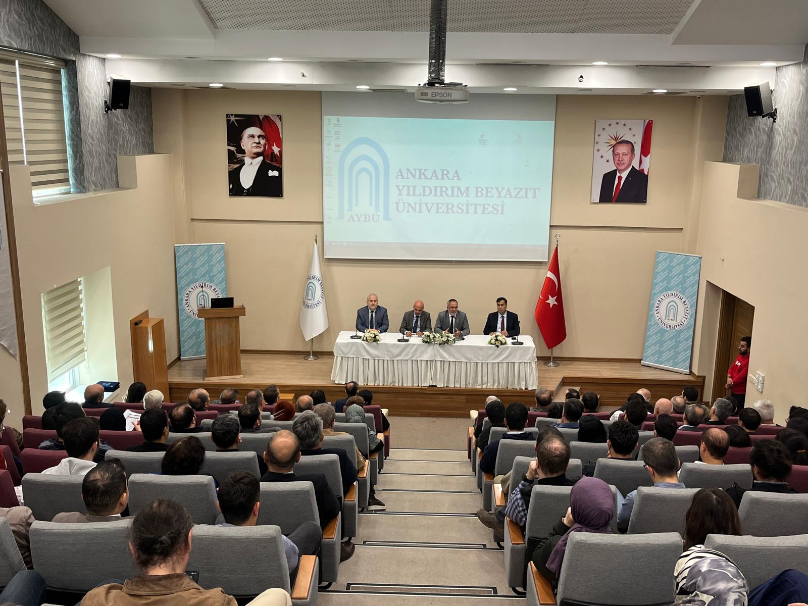 Rektörümüz Prof. Dr. Ali Cengiz Köseoğlu'nun Rektör yardımcılarımız Prof. Dr. Abdullah Yıldız ve Prof. Dr. Hüseyin Tutar ve Dekanımız Prof. Dr. Ergün Eraslan ile birlikte konuşmasında dinleyicileri de içine alan bir fotoğraf.