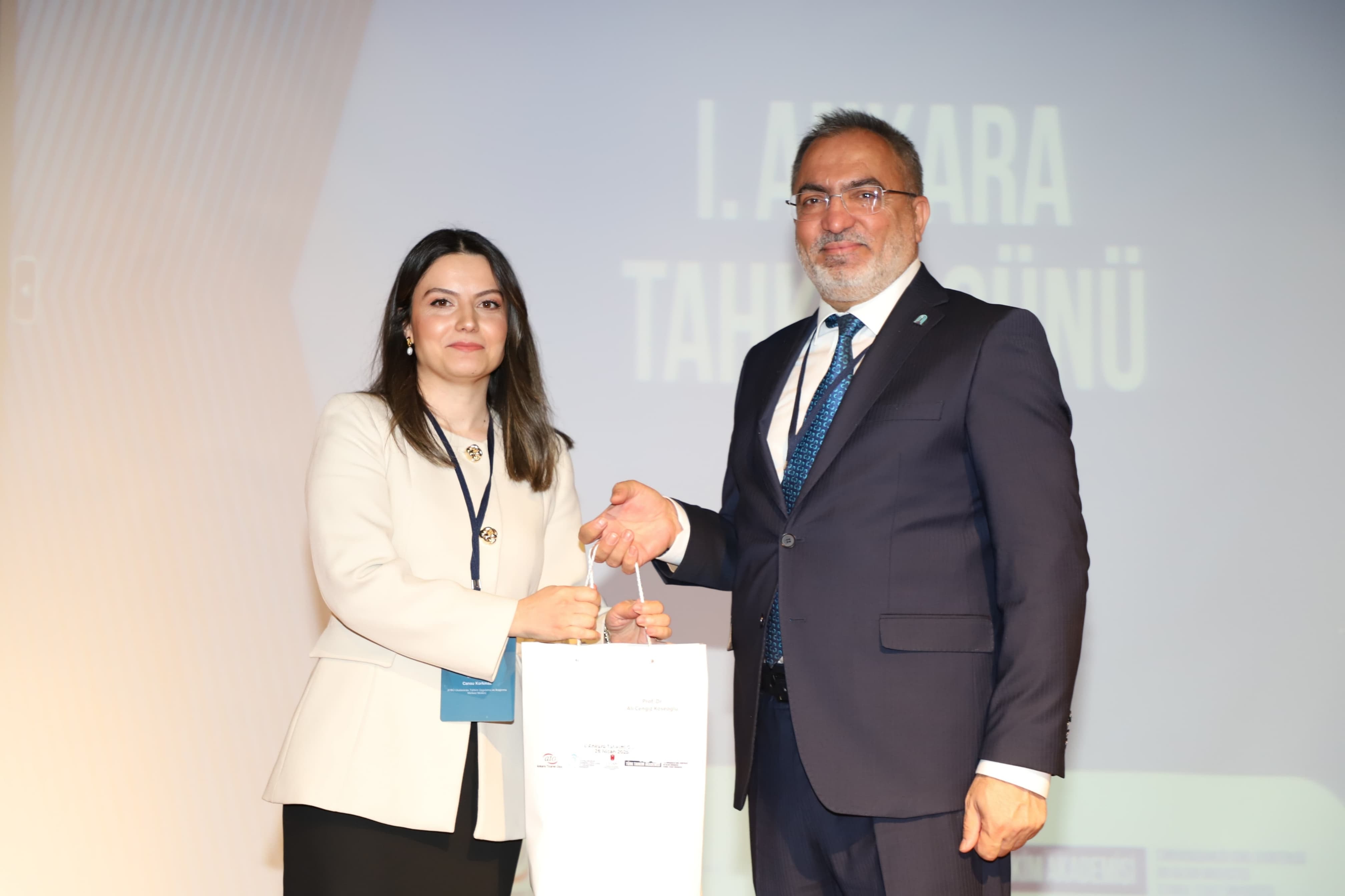 rektör hoca hediye takdimi.jpeg