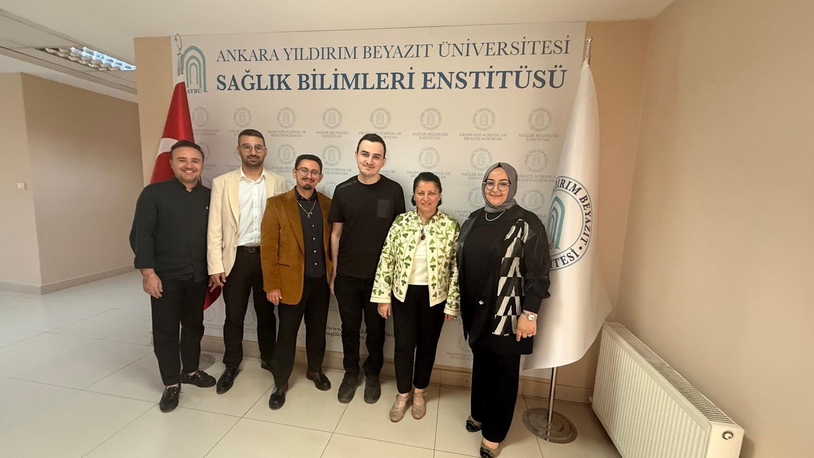 Görselde, tez savunmalarını başarıyla tamamlayan Ody. Hüseyin Bilgici ve Ody. İsmail Cem Gülmez ile danışmanları ve jüri üyeleri birlikte yer almaktadır.