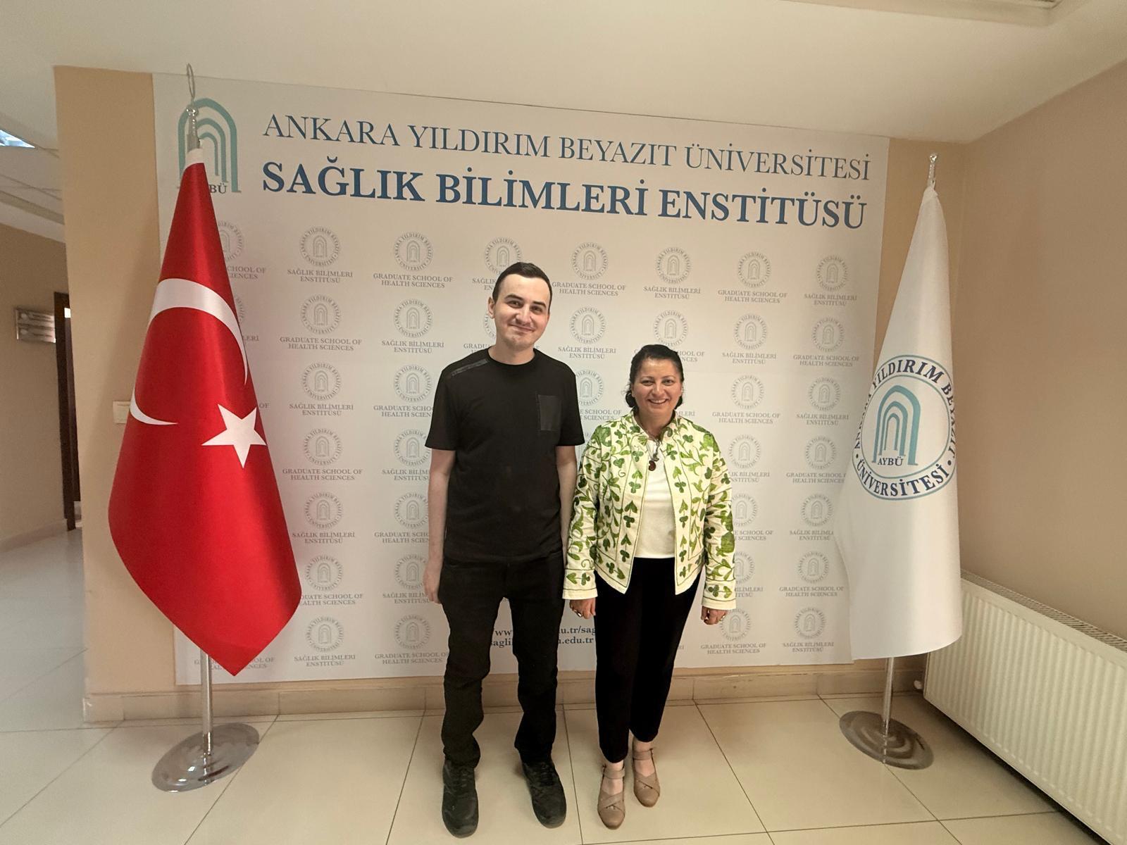 Görselde, tez savunmalarını başarıyla tamamlayan Ody. Hüseyin Bilgici ve Ody. İsmail Cem Gülmez ile danışmanları ve jüri üyeleri birlikte yer almaktadır.