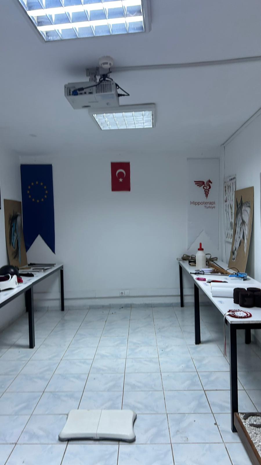 e eğitim odasındaki denge tahtasının yazılım güncellemesi yapılmıştır görseli