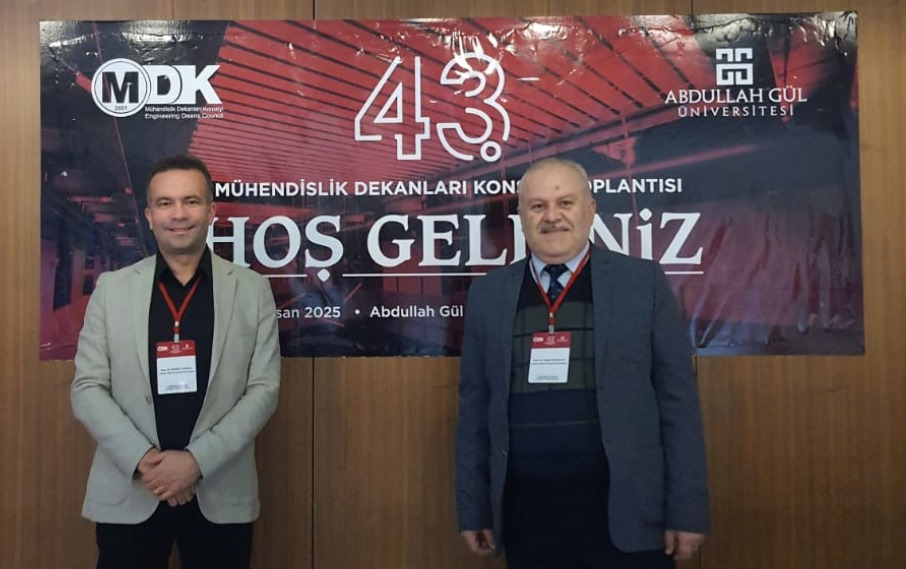 Dekanımız ve Dekan Yardımcımız İbrahim Yılmaz'ın MDK afişi önünde fotoğrafı.