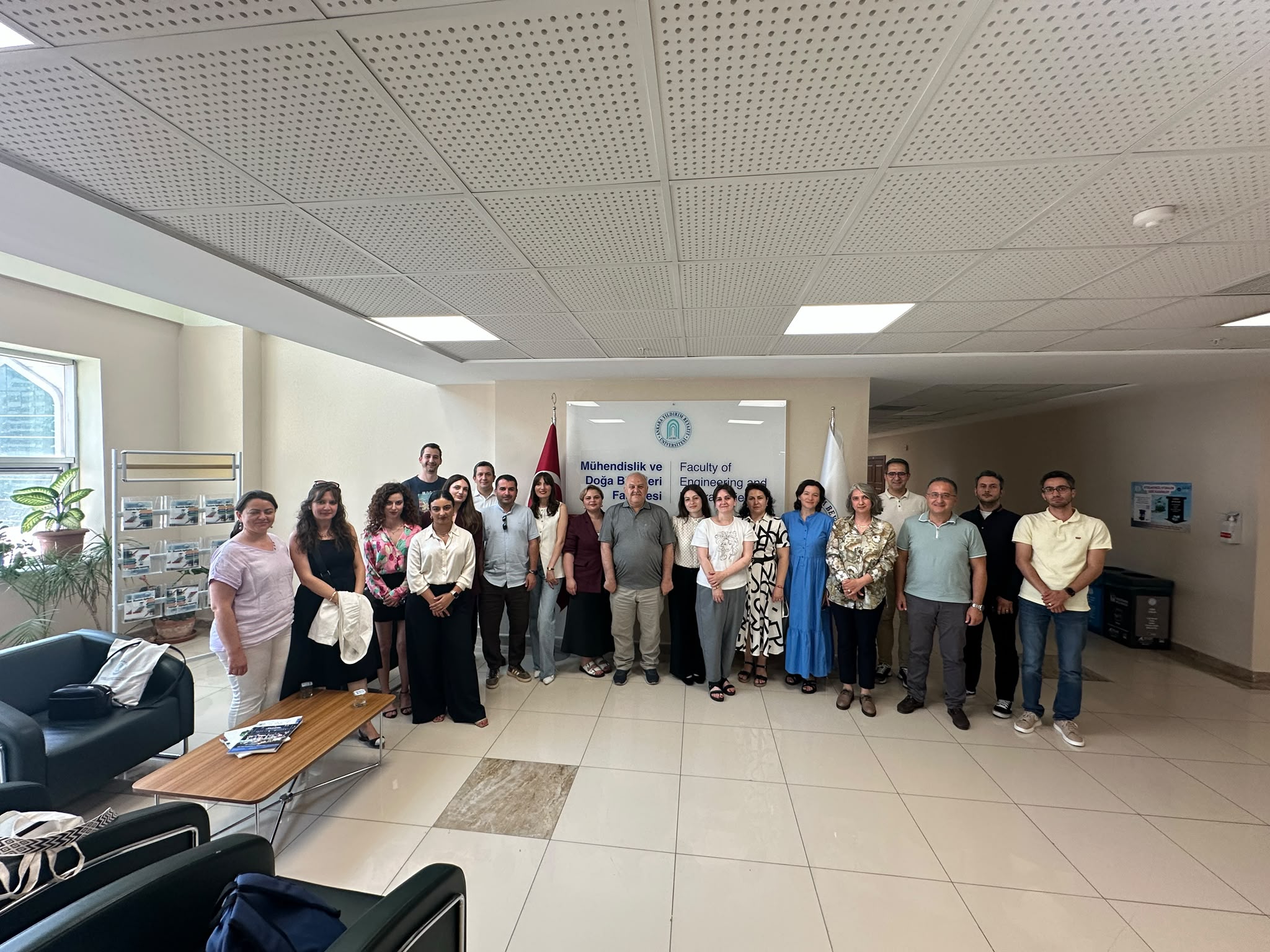 Heyet ve okulumuz personelinin dekanımız ile birlikte fotoğrafı.