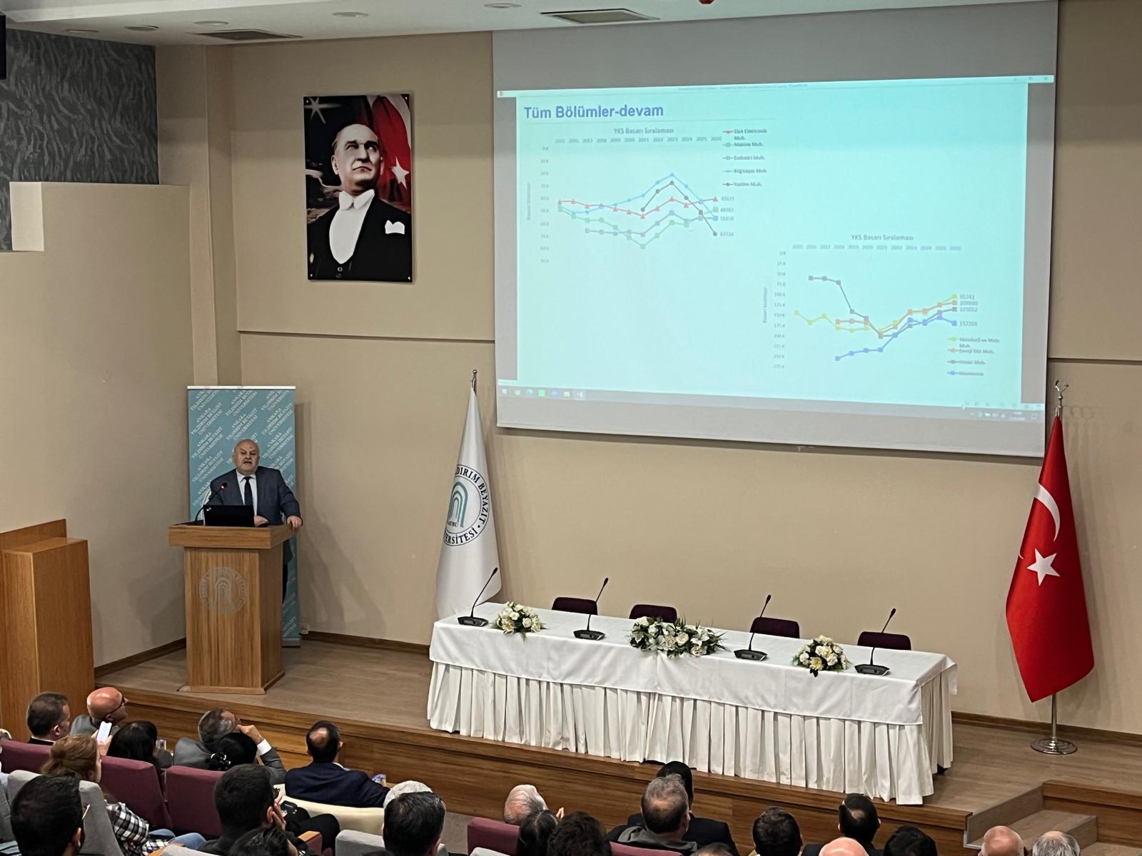 Dekanımız konuşmasını yaparken bir fotoğraf.