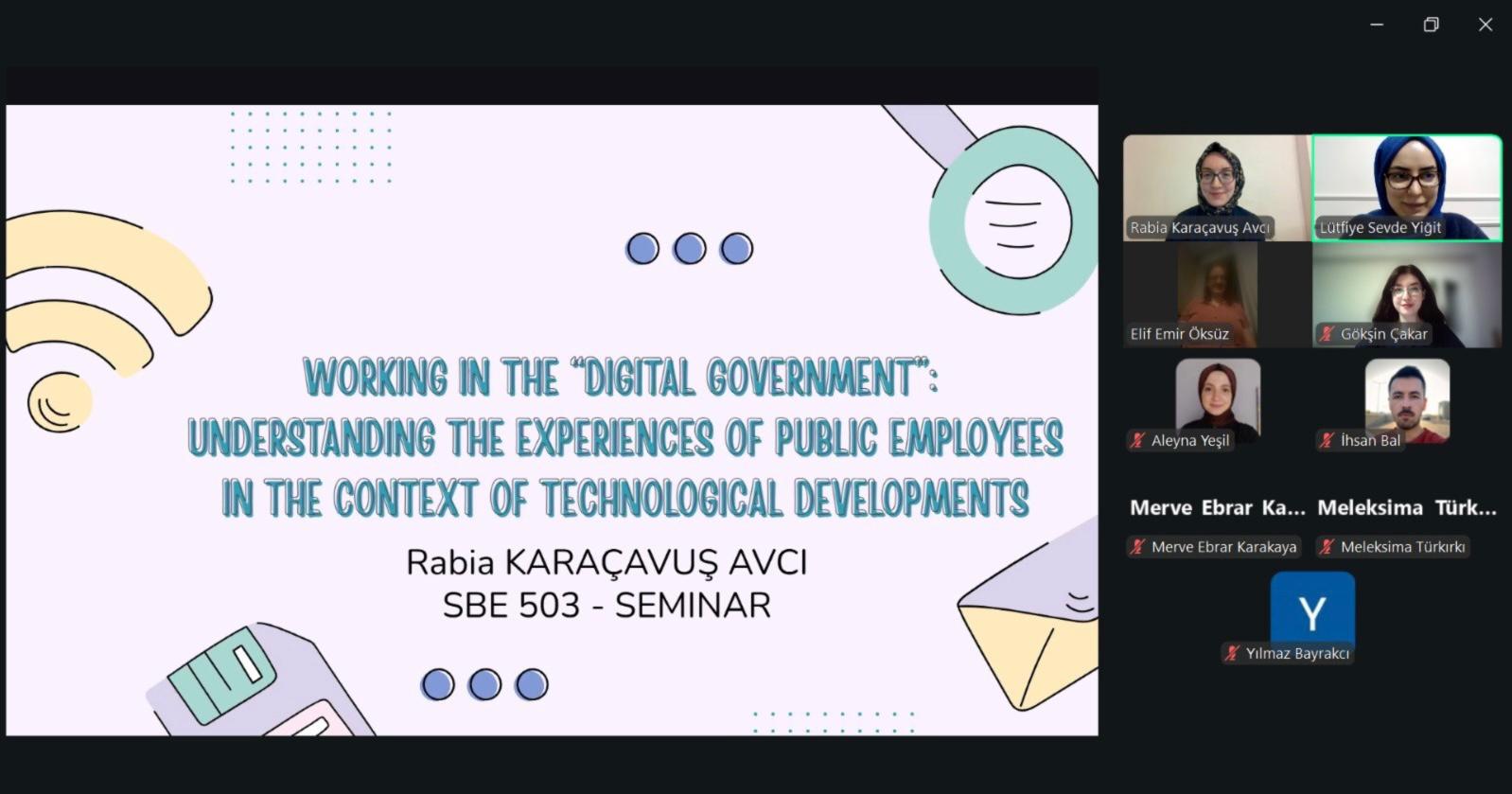 TR: Dijital devlet semineri sunumu yapan Rabia Karaçavuş Avcı ve çevrimiçi katılımcıların ekran görüntüsü. EN: Screenshot of a digital government seminar presentation by Rabia Karaçavuş Avcı with online participants.