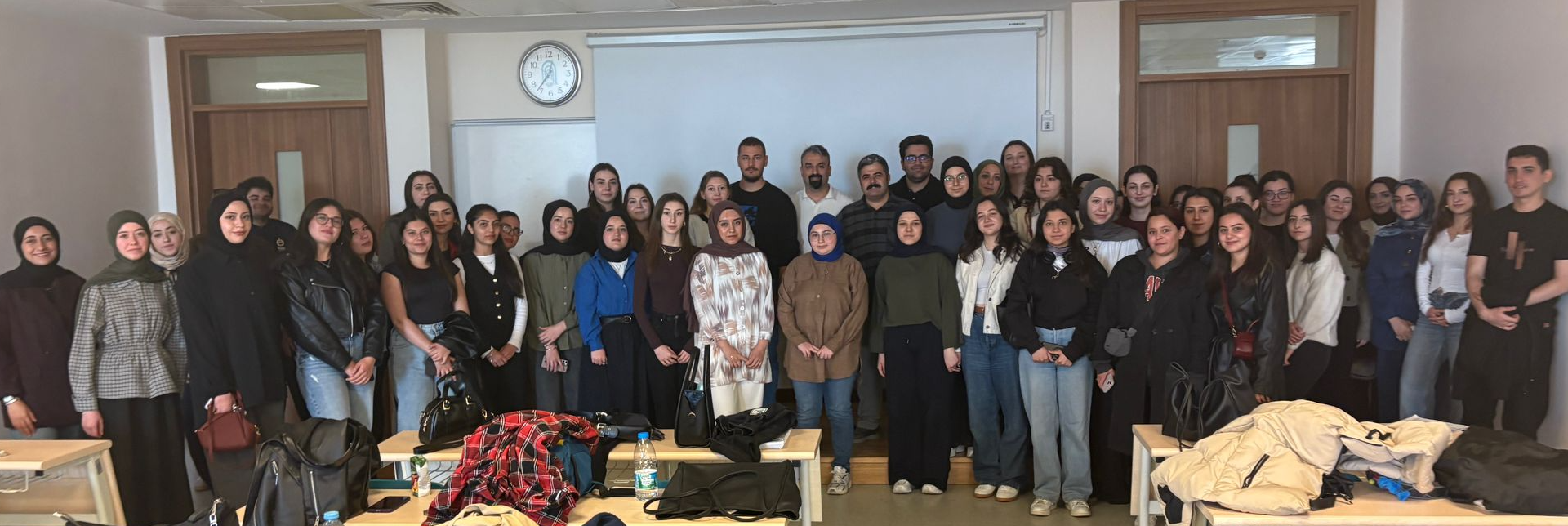 Sunuma katılan öğrenciler ile sahne önünde çekilmiş toplu bir fotoğraf