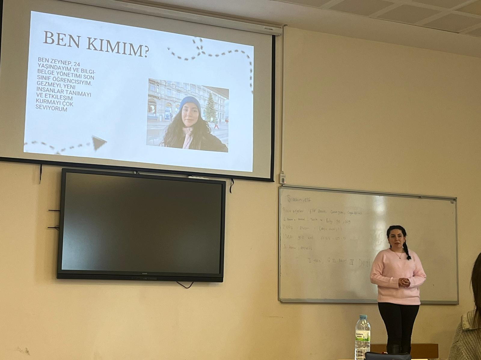 Zeynep Pişkin'in sunum esnasında, tahta önünde çekilmiş bir fotoğrafı