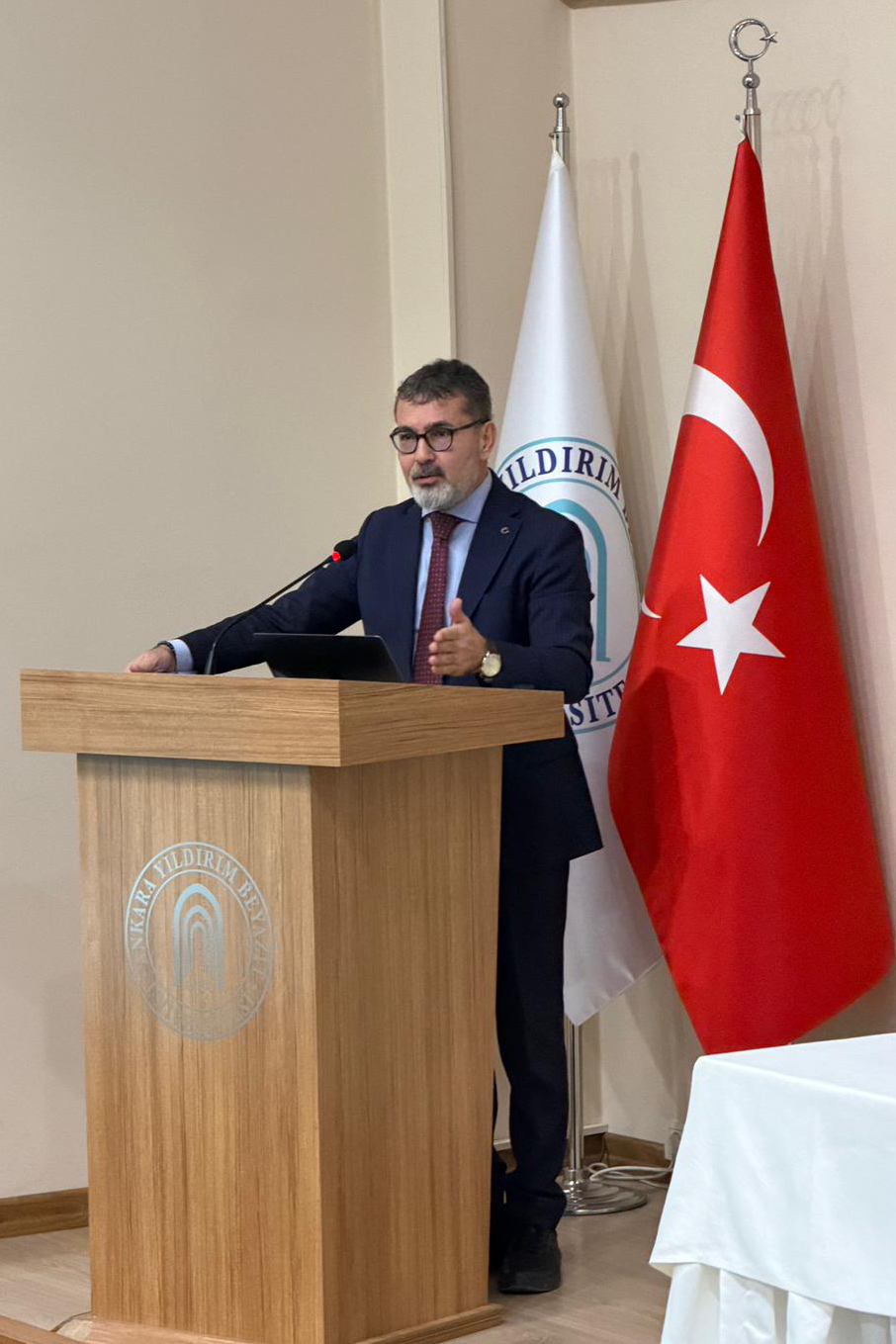 Hür Fikirler Kulübü bir etkinlik serisi başlattı… “Sosyal Medyanın Yargısal Süreçlere Etkisi”
