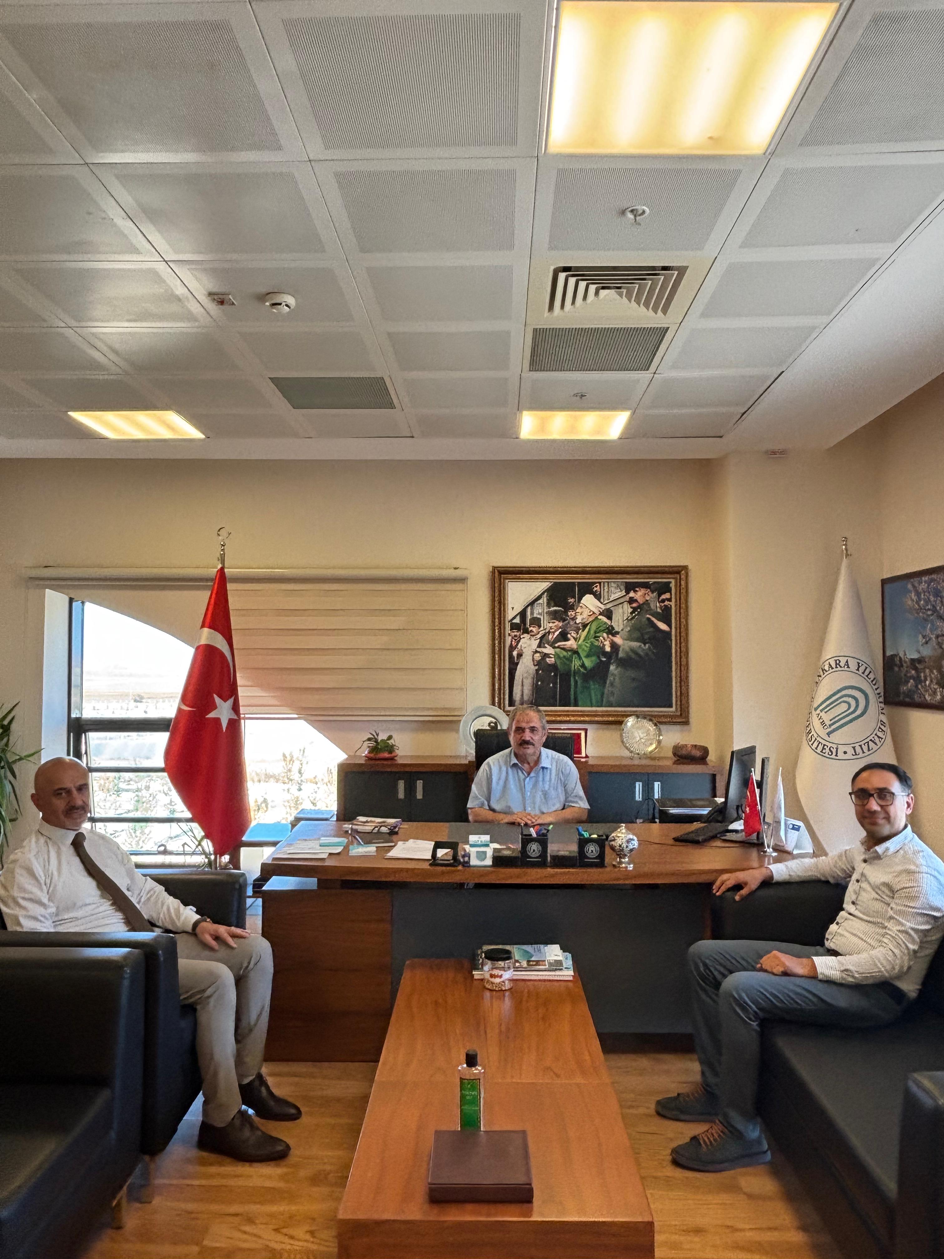 Ankara Üniversitesi ilahiyat fakültesi Öğretim Üyesi Prof. Dr. Hasan Yücel BAŞDEMİR, dekanlığımızı ziyarette bulunmuştur. 