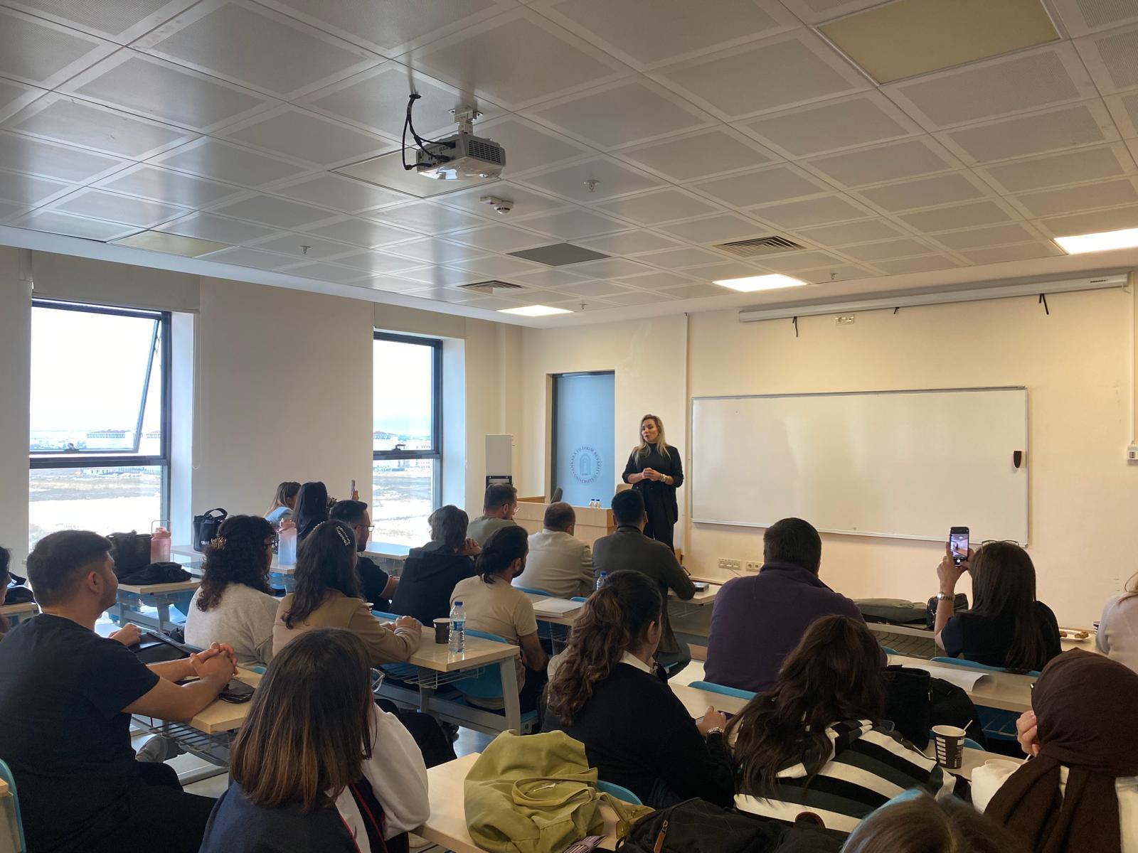 ARCHE 201 Architectural Culture Dersi Kapsamında 2Dsign Mimarlık ve Arabica Coffee House kurucusu Elif Ülger Yalçın Öğrencilere Seminer Verdi