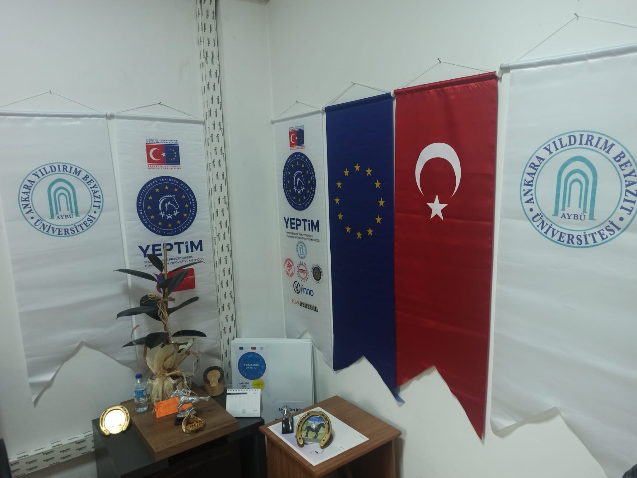 AYBÜ MİMARLIK VE GÜZEL SANATLAR FAKÜLTEMİZ VE HİPPOTERAPİ UYGULAMA VE ARAŞTIRMA MERKEZİMİZLE YAPILABİLECEK ULUSLARARASI PROJELER İÇİN TOPLANTI DÜZENLENDİ  