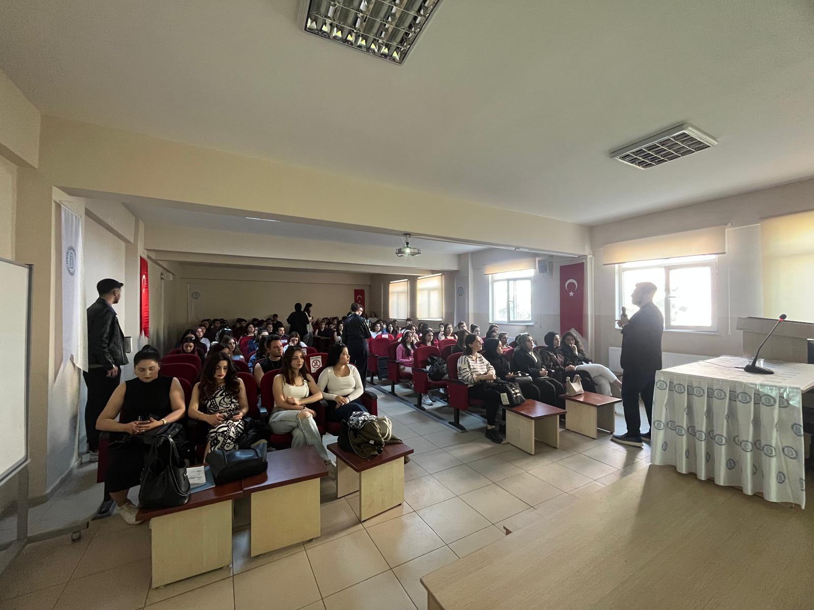 Fakültemizde Üniversitemizin Psikolojik Danışma ve Rehberlik Birimi Tarafından "Romantik İlişkilerde Sınır Ben ve Biz Dengesi" Semineri Düzenlendi.