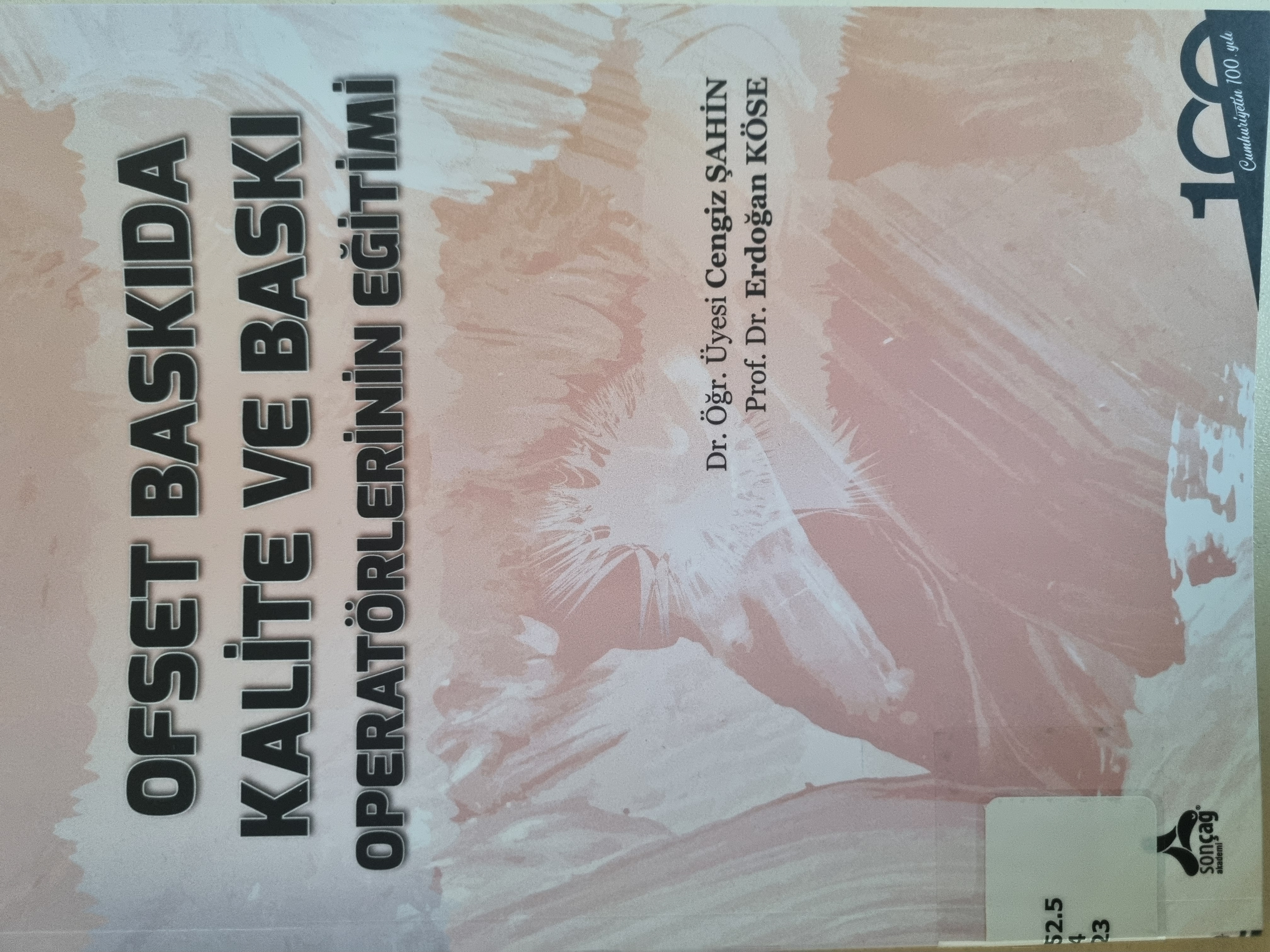 Mimarlık Ve Güzel Sanatlar Fakültesinde görev yapan sayın hocamız Dr. Öğr. Üyesi Cengiz ŞAHİN, Prof Dr Erdoğan KÖSE danışmanlığında hazırladığı "Ofset Baskıda Kalite ve Baskı Operatörlerinin Eğitimi" adlı değerli eserini kütüphanemize bağışlamıştır.