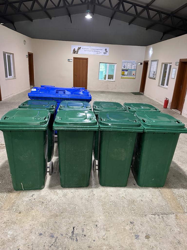 ATLARIMIZIN SAĞLIKLI BESLENMELERİ İÇİN YEMLER PLASTİK KONTEYNERE KONULDU