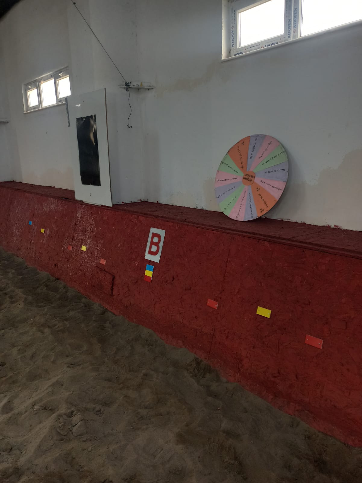 KAPALI MANEJ ALANINA EĞİTİM HARF MATERYALLERİ TAKILDI