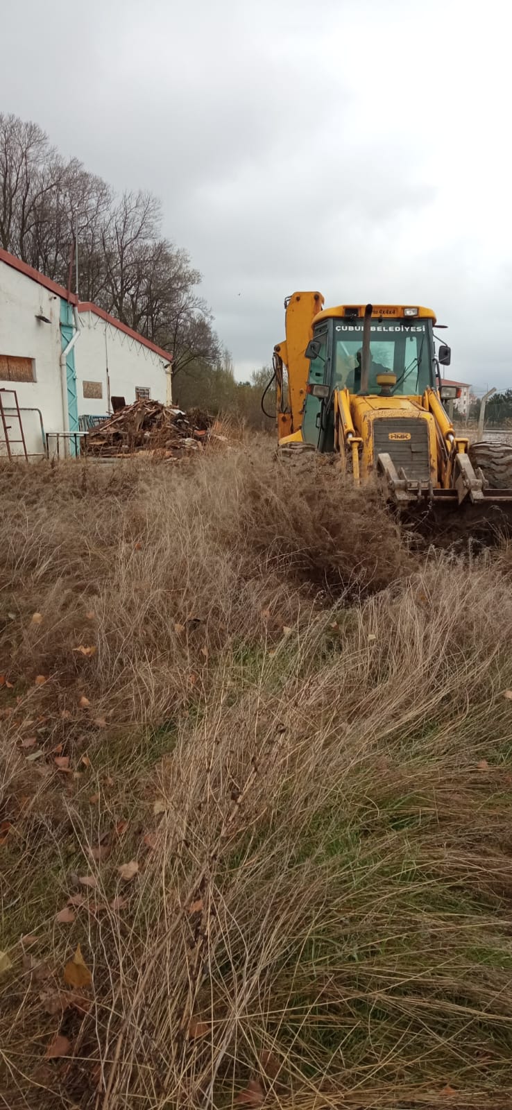 AT EĞİTİM VE AHIR TESİS ALAN ETRAFI YANGINA KARŞI KORUNMA ÖNLEMİ KAPSAMINDA TEMİZLİK YAPILDI