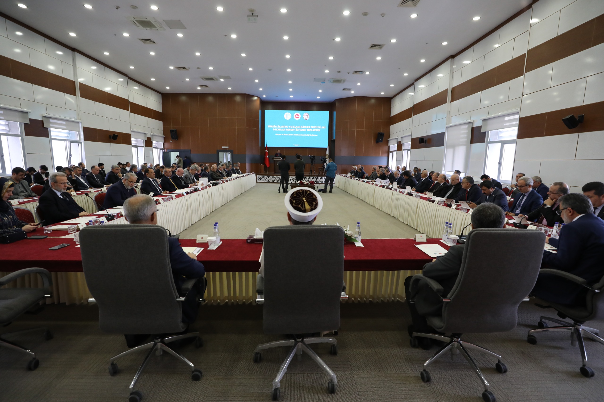 11-12 Aralık 2023’te Diyanet İşleri Başkanlığı ev sahipliğinde İlahiyat/İslami İlimler Fakülteleri Dekanlar Toplantısı gerçekleştirildi. 