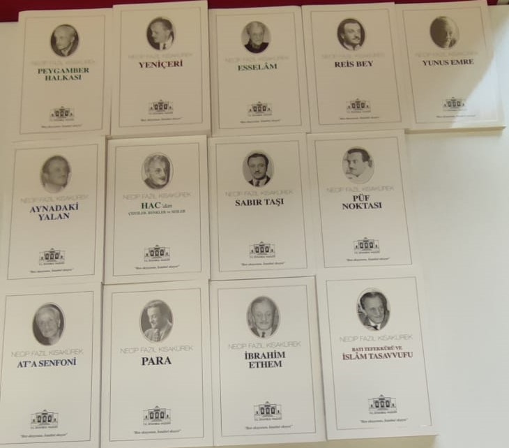 Necip Fazıl Kısakürek ve Abdulhakim Arvasi'nin bütün eserleri İlahiyat Fakültesi Kütüphanesinde okuyucuların hizmetine sunulmuştur.