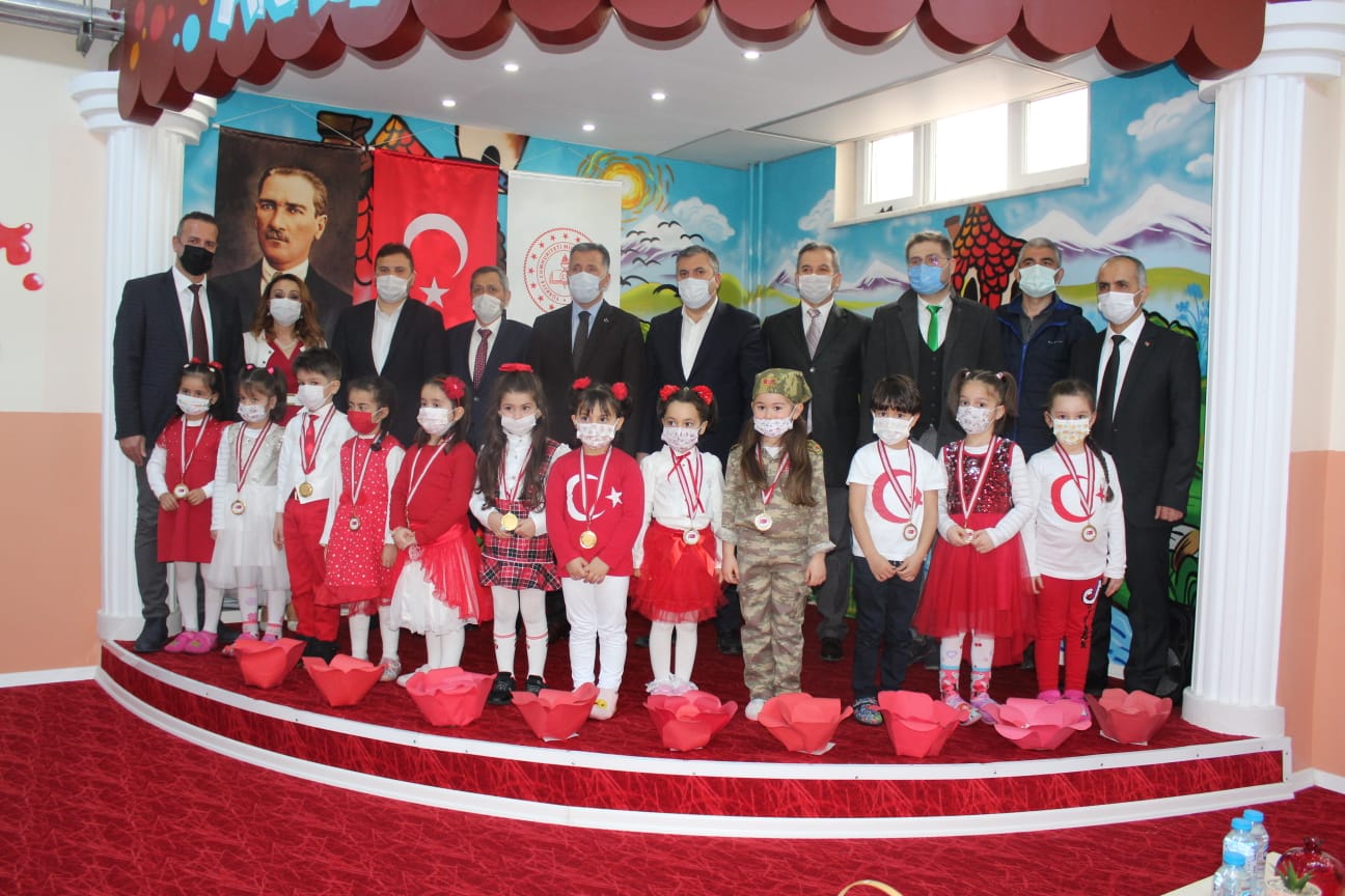 Çubuk’ta İstiklal Marşı’nı Ezbere Okuyan Anasınıfı Öğrencileri Ödüllendirildi