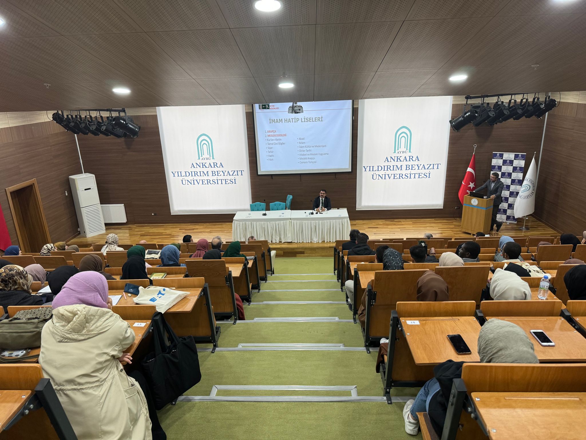 Milli Eğitim Bakanlığı Din Öğretimi Genel Müdürü  Dr. Ahmet İŞLEYEN Fakültemizde  İlahiyat Fakültelerinin Öğrenci Kaynağı ve İstihdam Alanı Olarak İmam Hatip Liseleri" konulu konferans verdi.