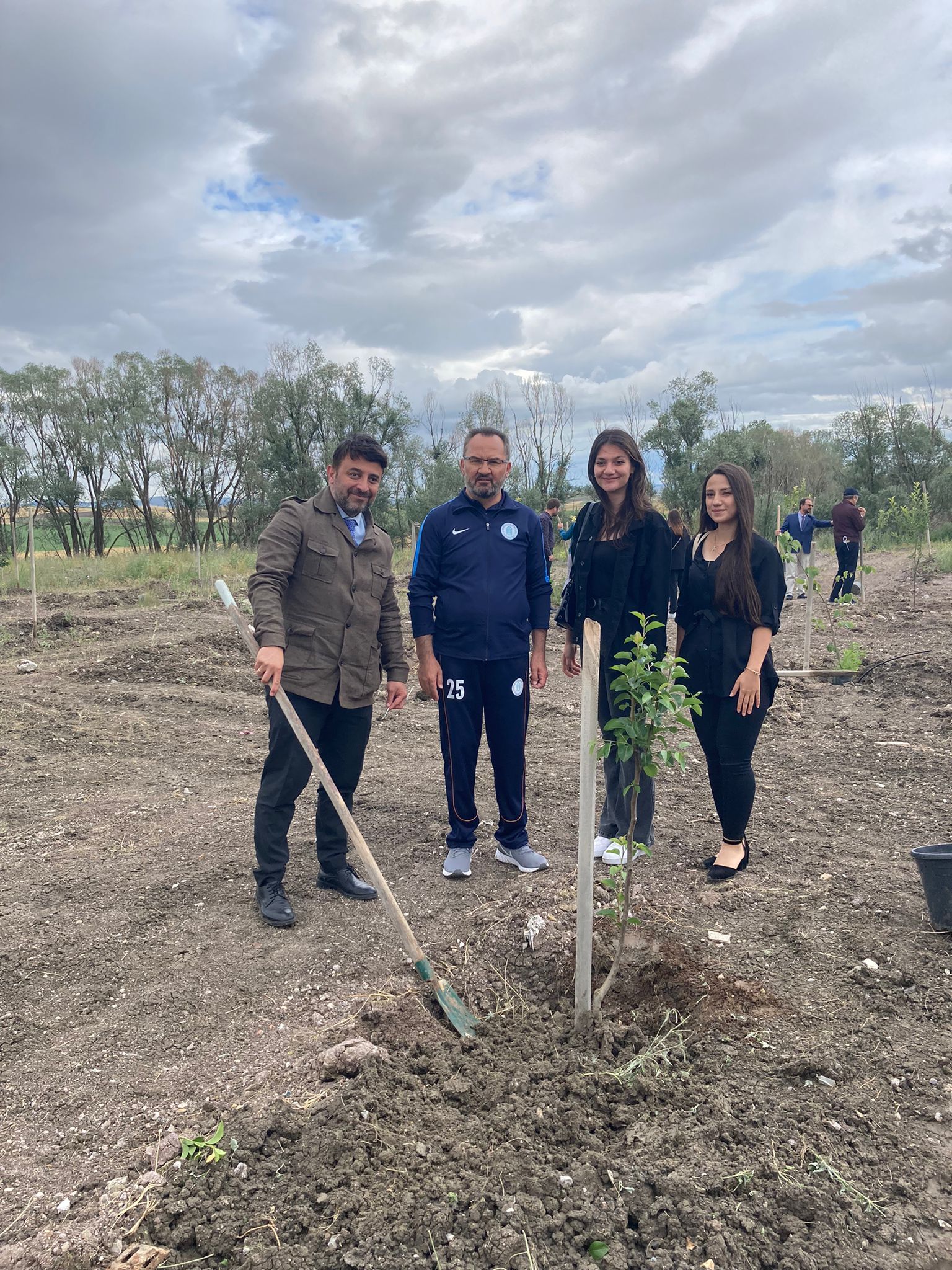 DERECEYE GİREN ÖĞRENCİLERİMİZ İLE FİDAN DİKİM ETKİNLİĞİ YAPILDI