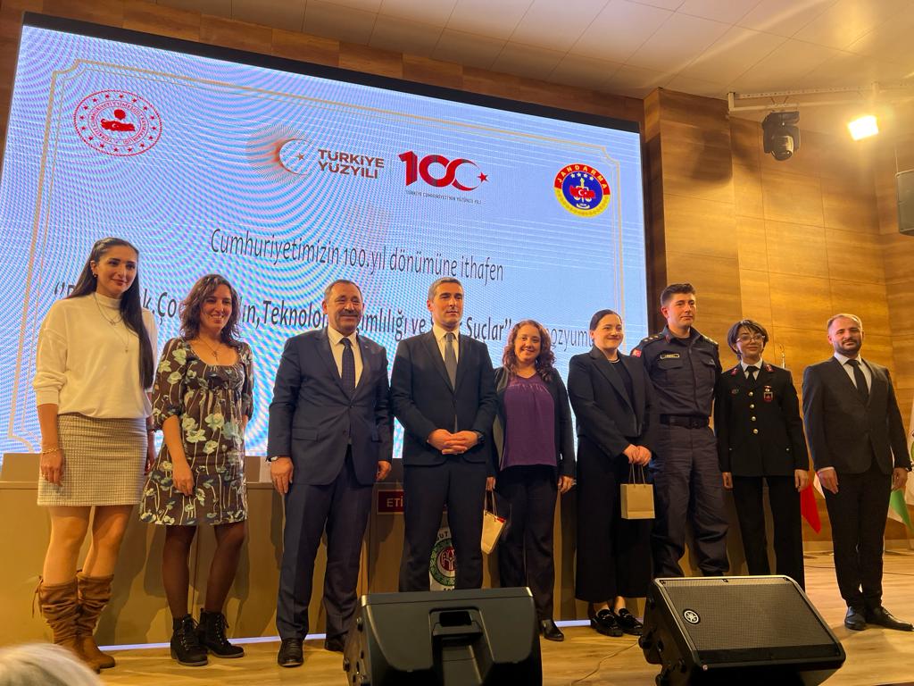 Cumhuriyetimizin 100. Yıl Kutlamaları Kapsamında "Bağımlılık, Çocuk, Kadın, Teknoloji Bağımlılığı ve Siber Suçlar" Sempozyumu Düzenlenmiştir.