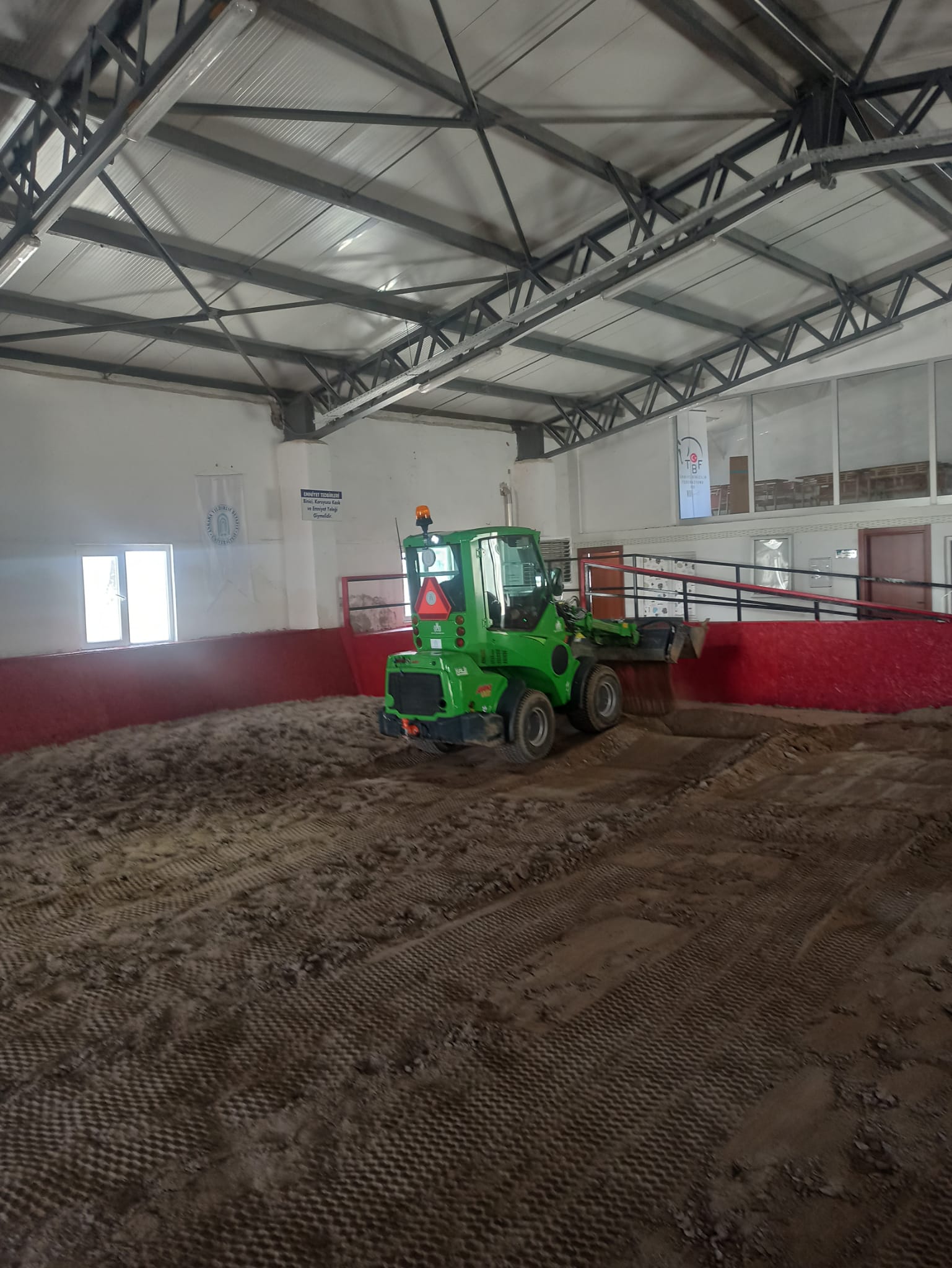 KAPALI MANEJ EĞİTİM ALANI ZEMİN ÇALIŞMALARI BAŞLADI