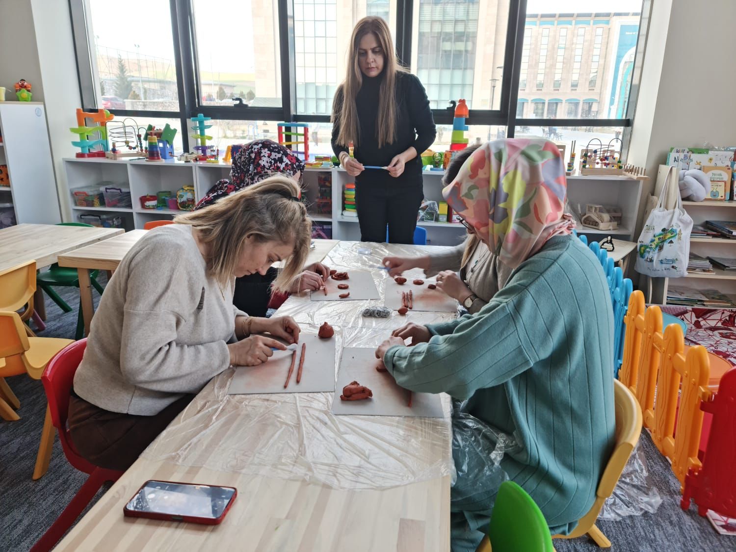 Sağlık Bilimleri Fakültesi Çocuk Gelişimi Bölümü Uygulama Sınıfında, Uygulamalı Seramik Eğitimi Verilmiştir