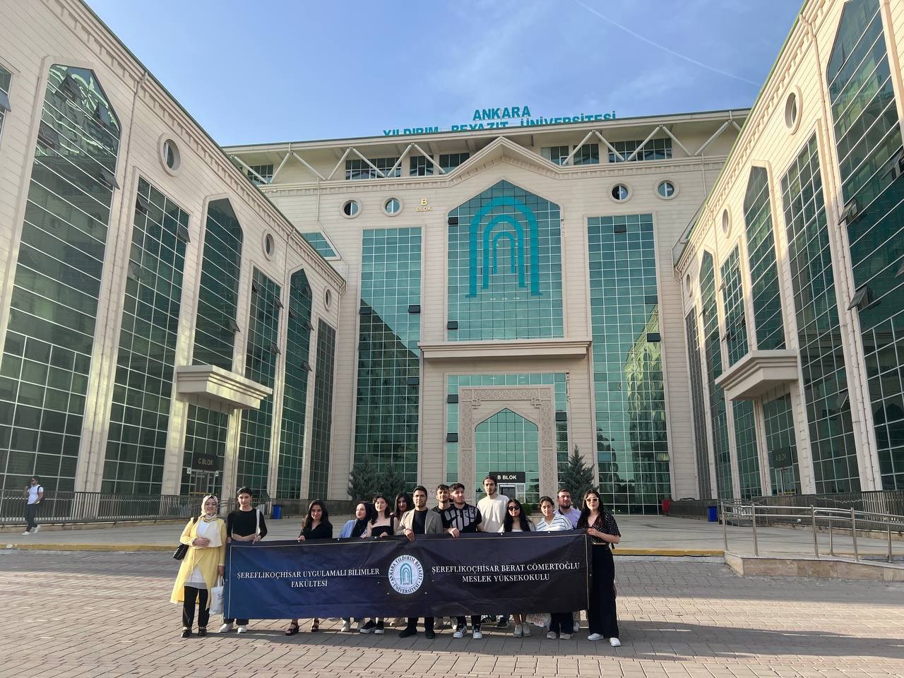 Tuzgölü Yerleşkesi, İşletme Yönetimi ve Uluslararası Ticaret ve Lojistik öğrencilerimiz, Tuzgölü Öğrenci Topluluğunun organizasyonu ile AYBÜ Kariyer Günlerine katılım sağladı.