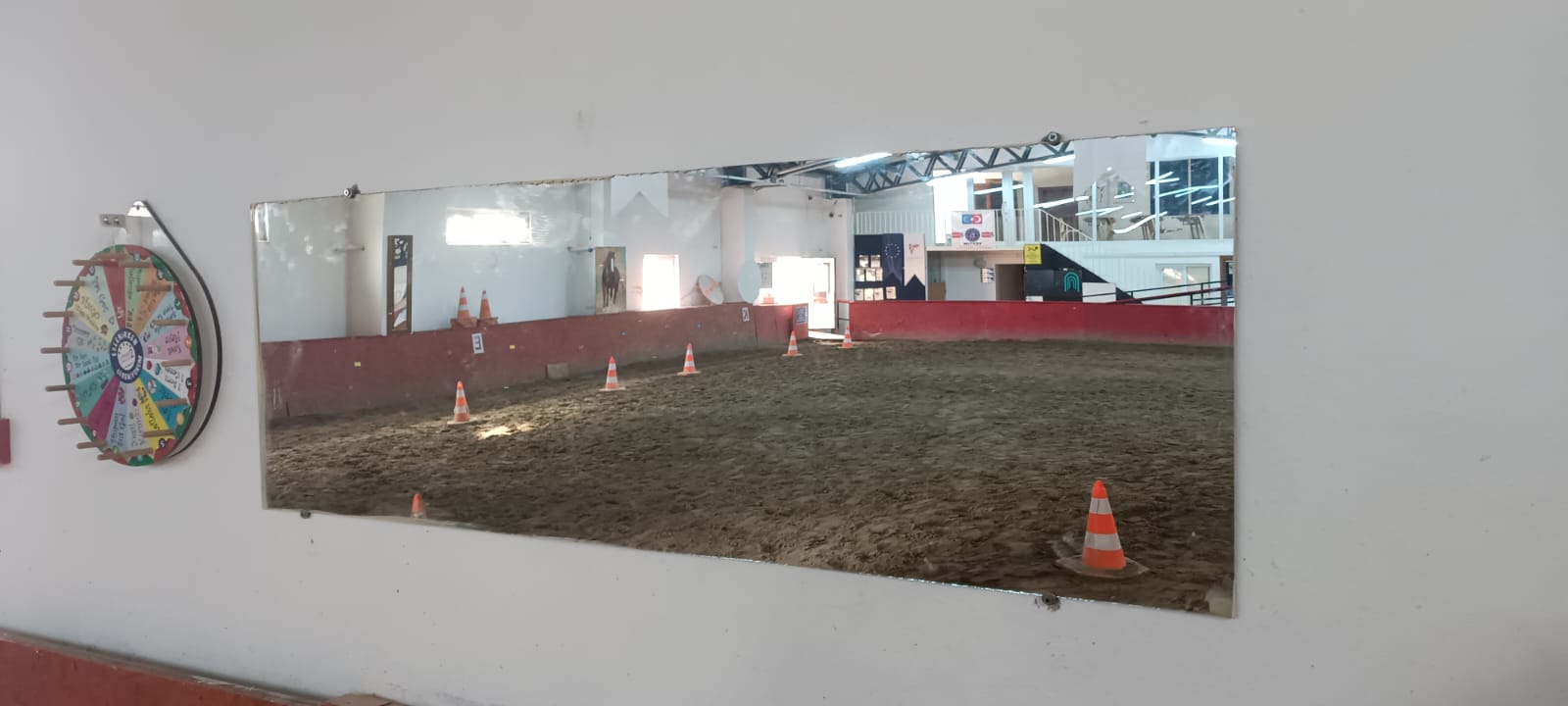 Kapalı Maneje Engelli Çocuklar İçin Ayna Monte Edildi