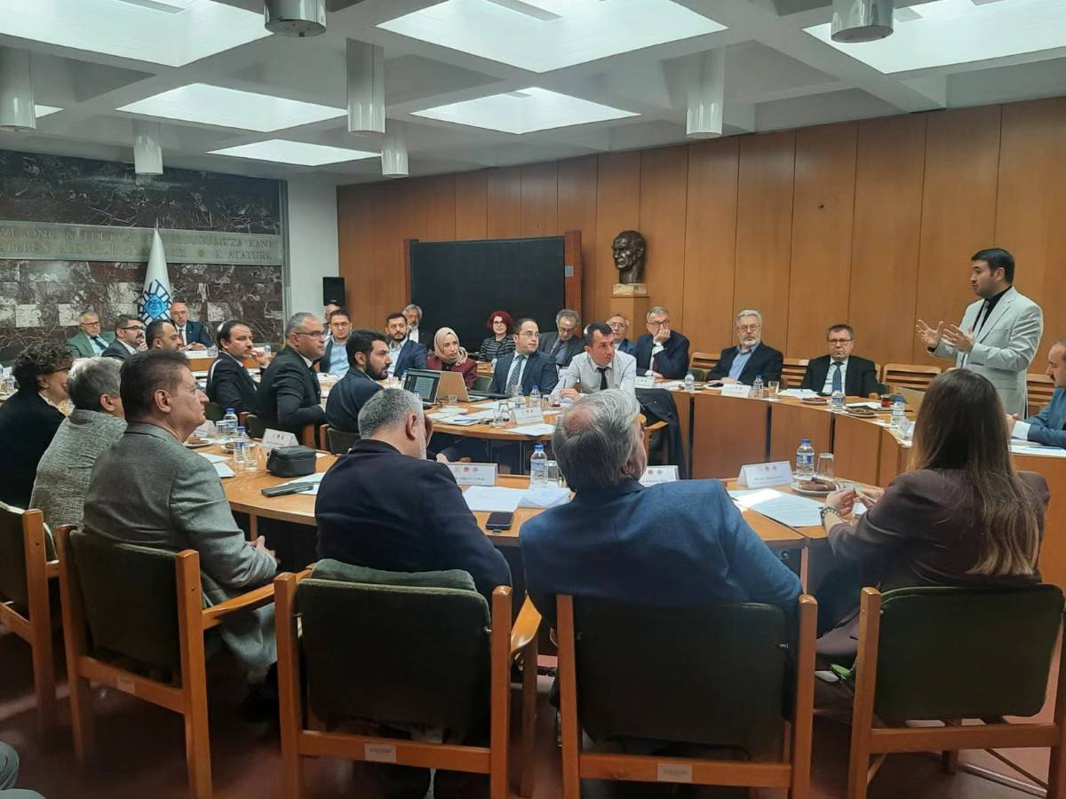 Dr. Öğr. Üyesi Abdullah Demir hocamız Türk Tarih Kurumu Bilim Kurulu Üyelerine ve uzmanlarına TTK yayınlarının SWOT analizi konulu sunum yaptı. 