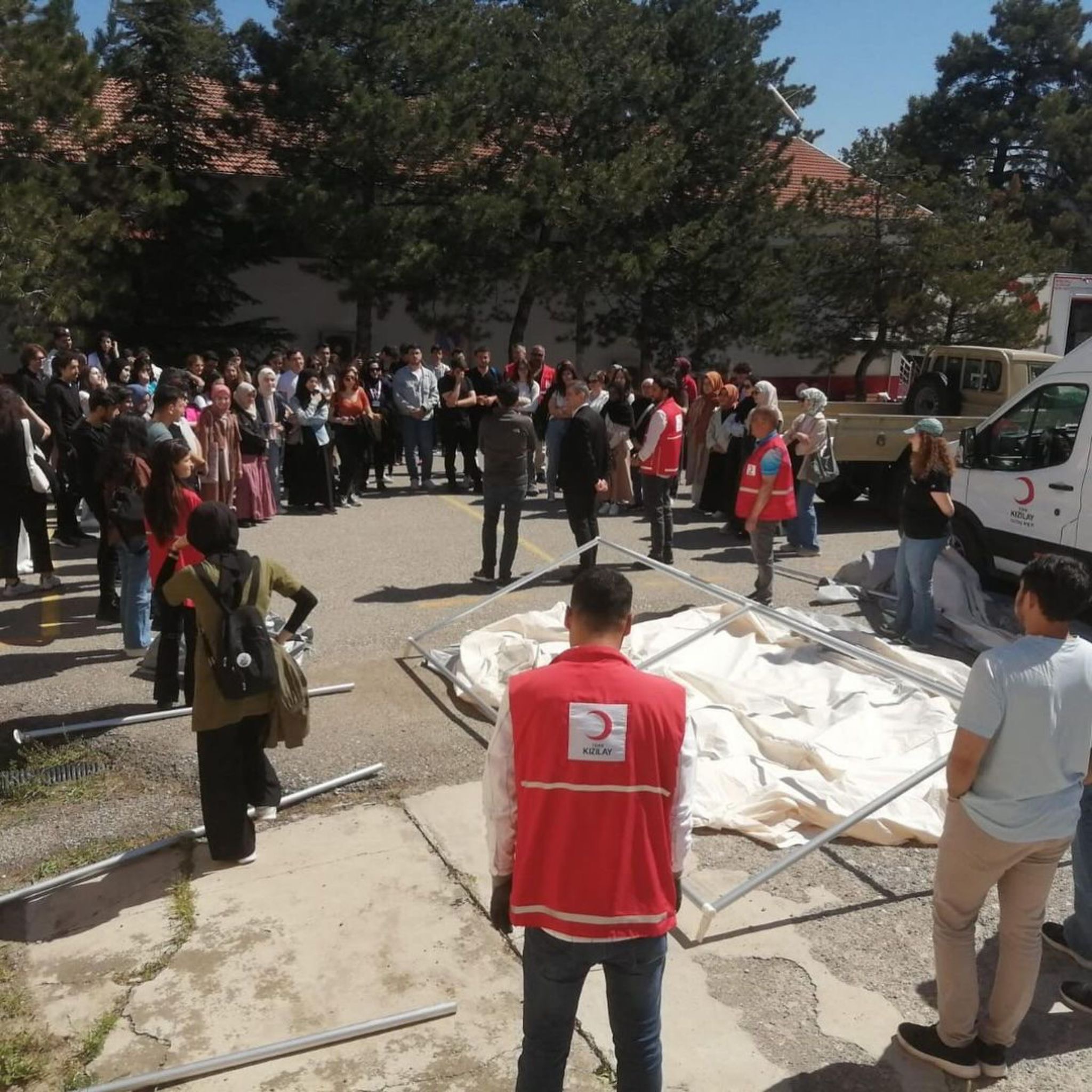 Gönüllülük çalışmaları ve afet hazırlığı kapsamında Türk Kızılayı Afet Koordinasyon Merkezi ile yürüttüğümüz eğitimlerimiz devam etmektedir.