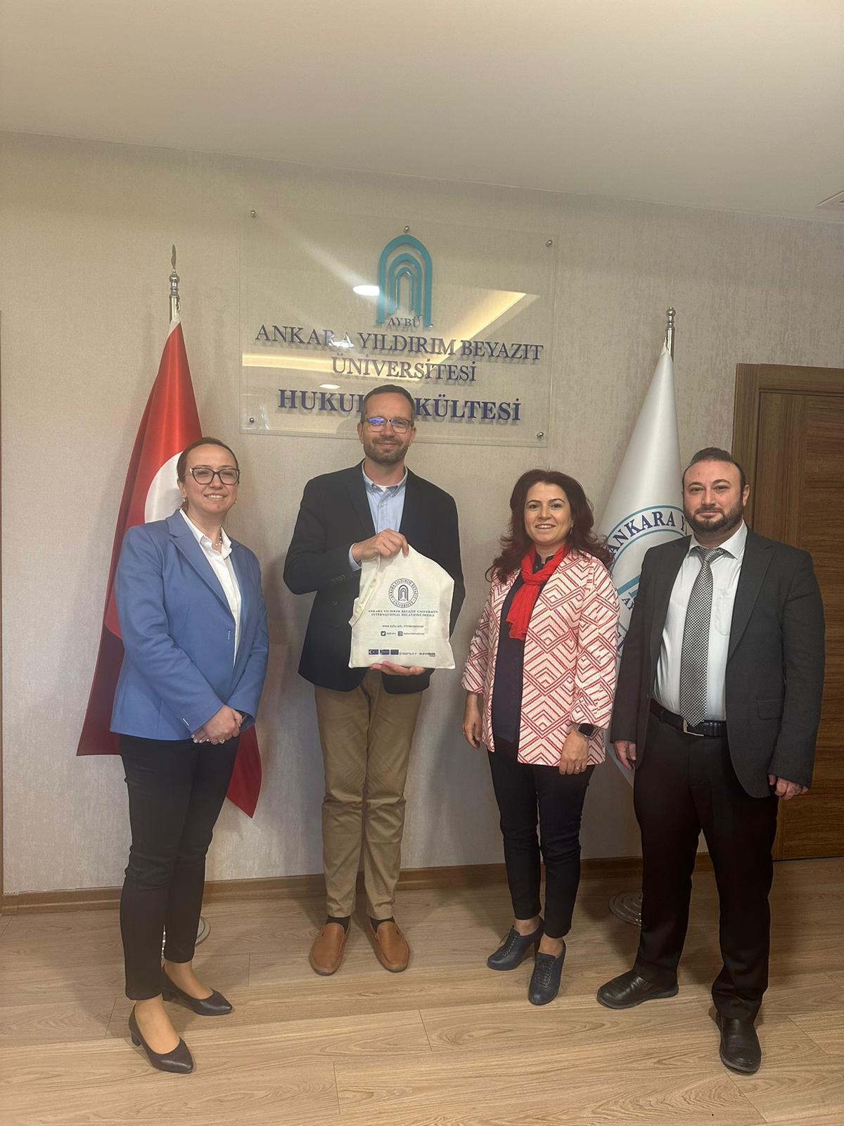 Assoc. Prof. Dr. Zsolt Szabó, from Budapest Károli Gáspár University, Faculty of Law, Hungary, gave a seminar at our Faculty within the scope of Erasmus + Teaching Mobility. 