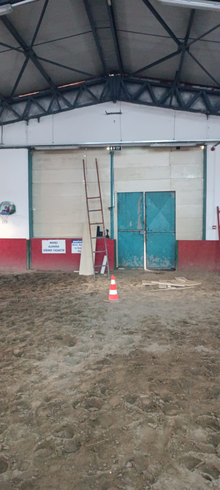 Özel Gereksinimli Bireylerin Refahı İçin Kapalı Manejin Kapısı Tahta İle Kaplanmıştır